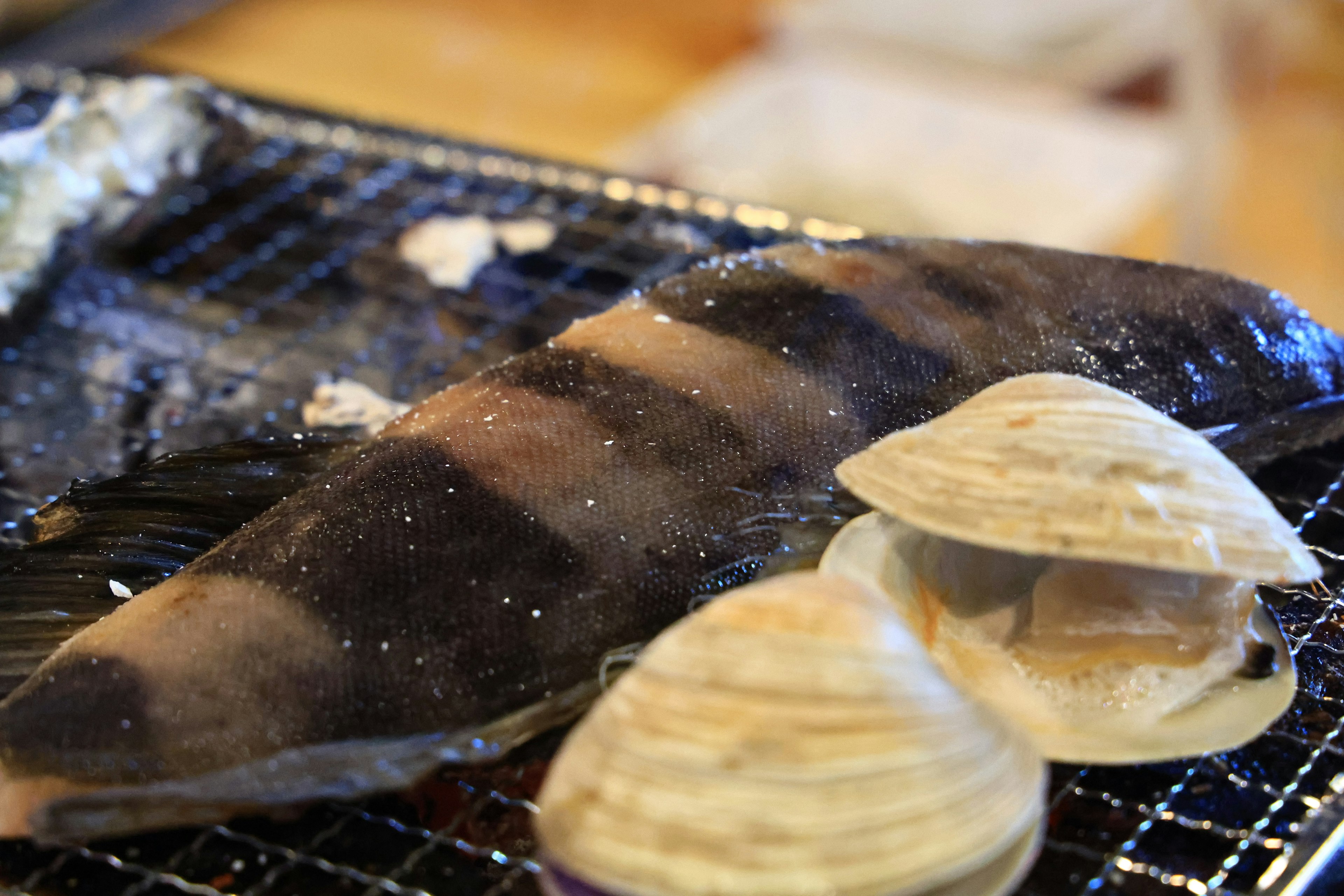 Nahaufnahme von gegrilltem Fisch und Muscheln