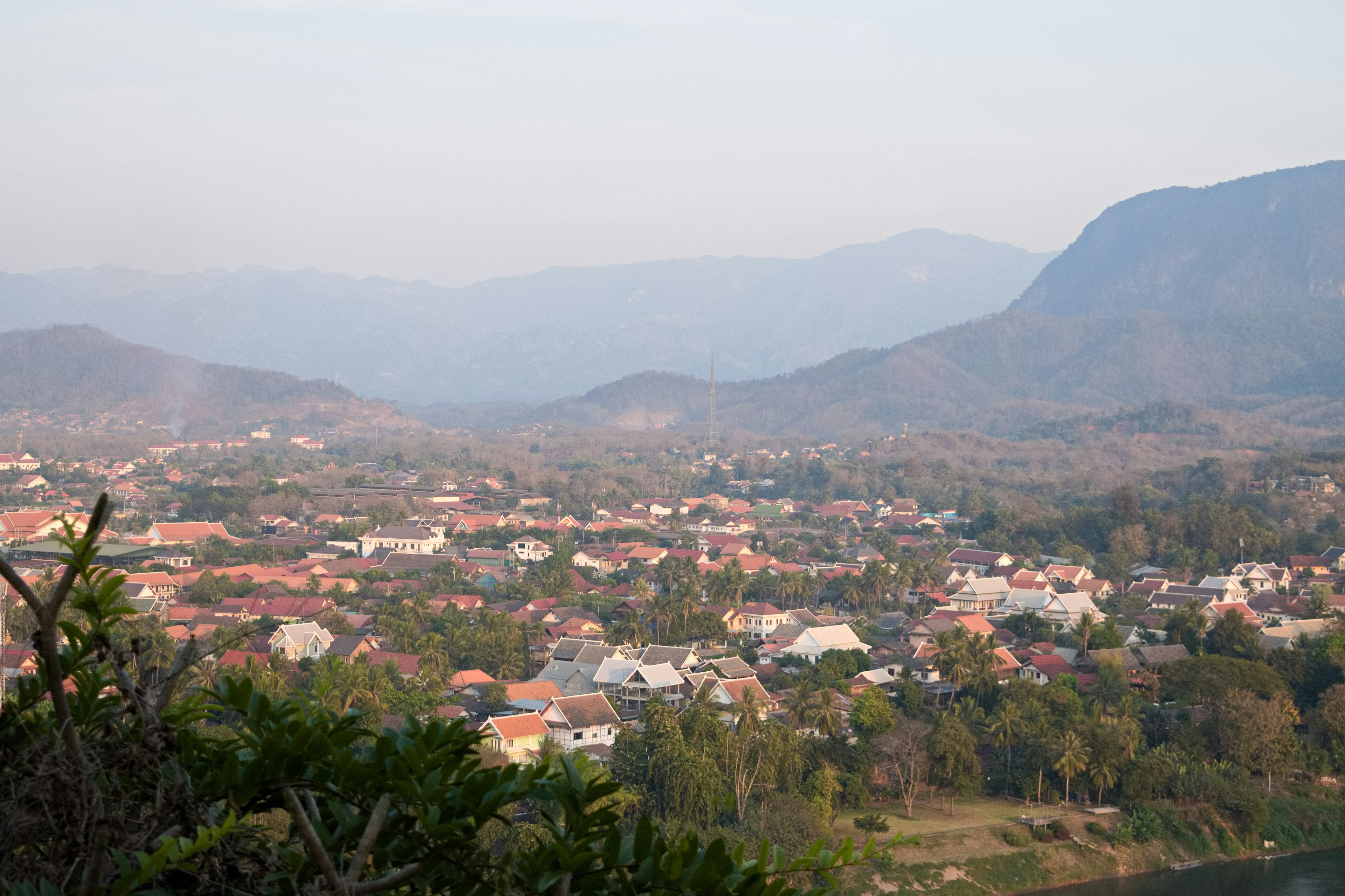 Vista panoramica di un tranquillo villaggio circondato da montagne con case e vegetazione