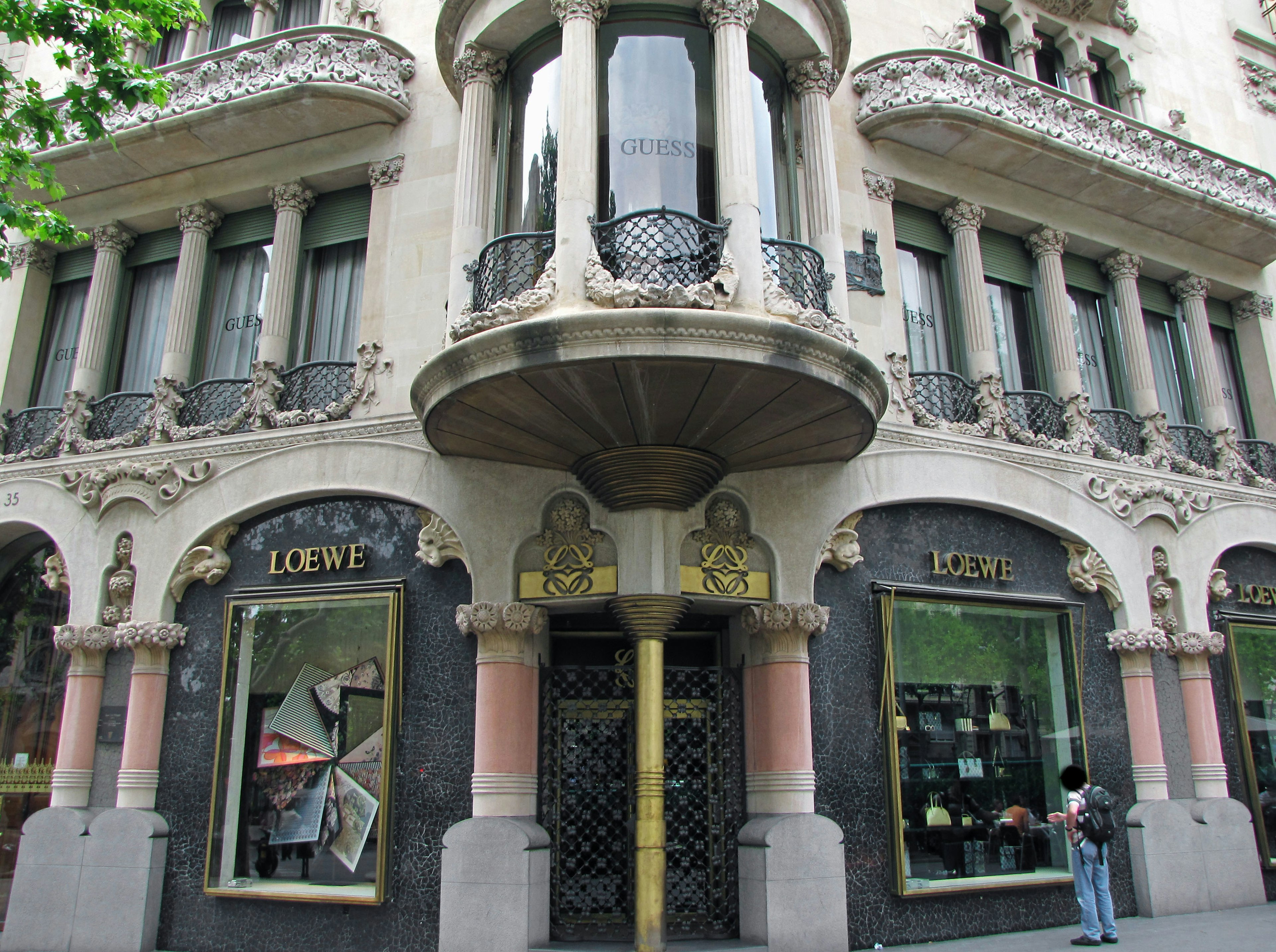 Fachada de un hermoso edificio Art Nouveau con detalles intrincados