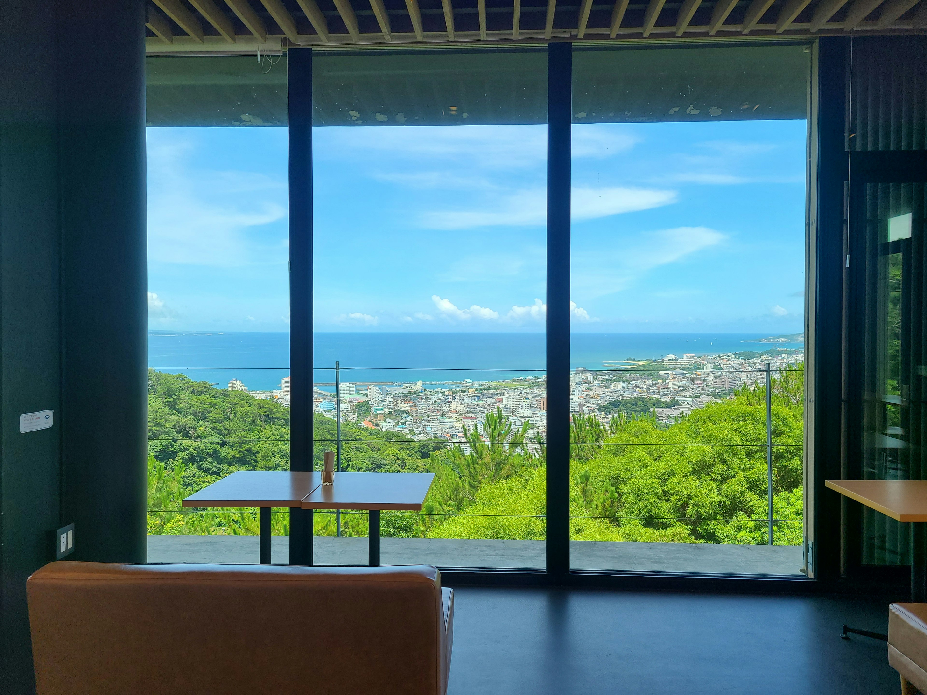 青い海と緑の山々を望むモダンな室内の風景