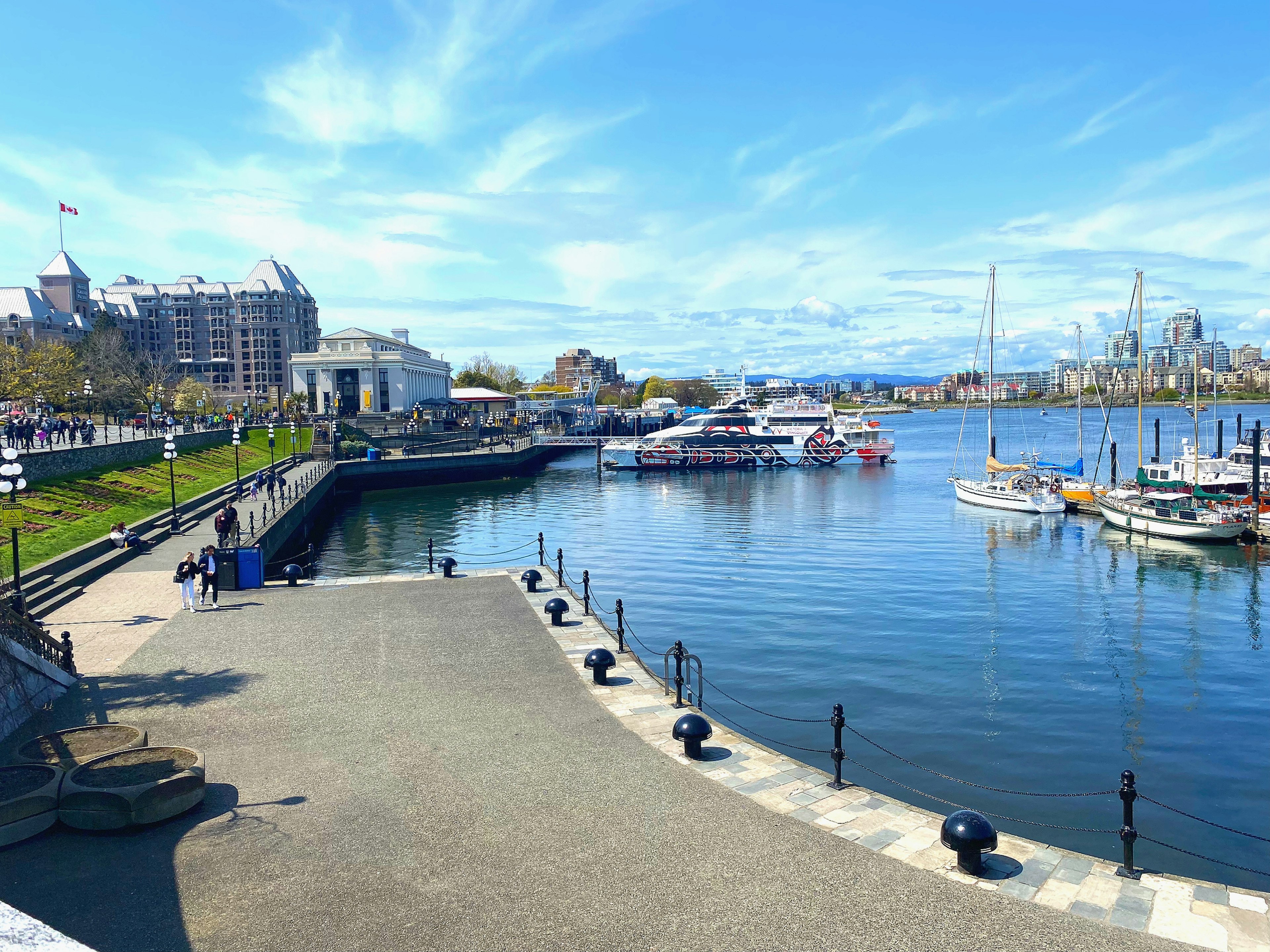 Une scène de port sereine avec des bateaux sous un ciel bleu clair