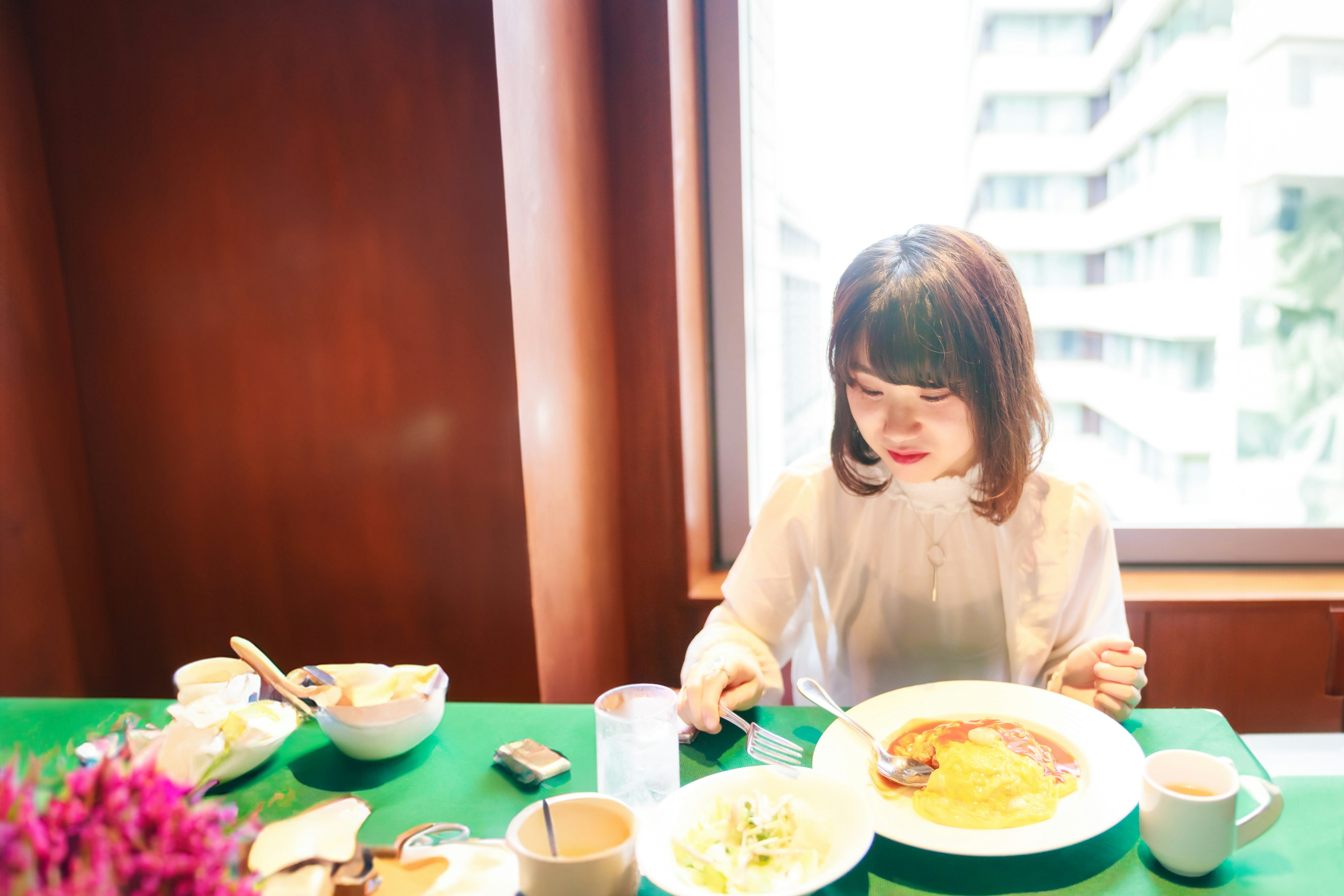 Une femme dégustant son petit-déjeuner dans un café