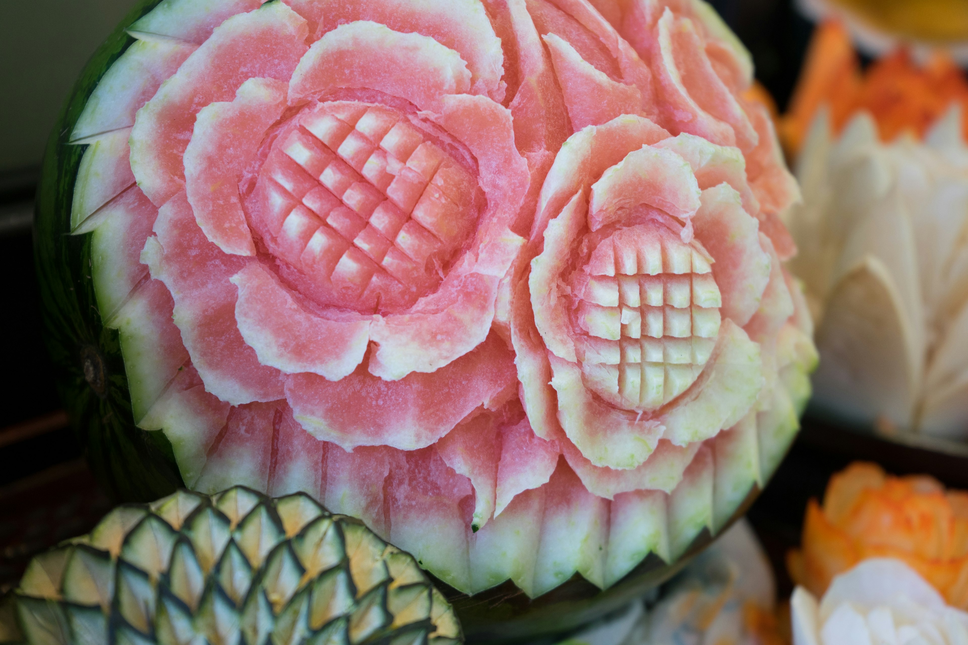 Magnifique sculpture de pastèque avec des fleurs roses et des motifs complexes