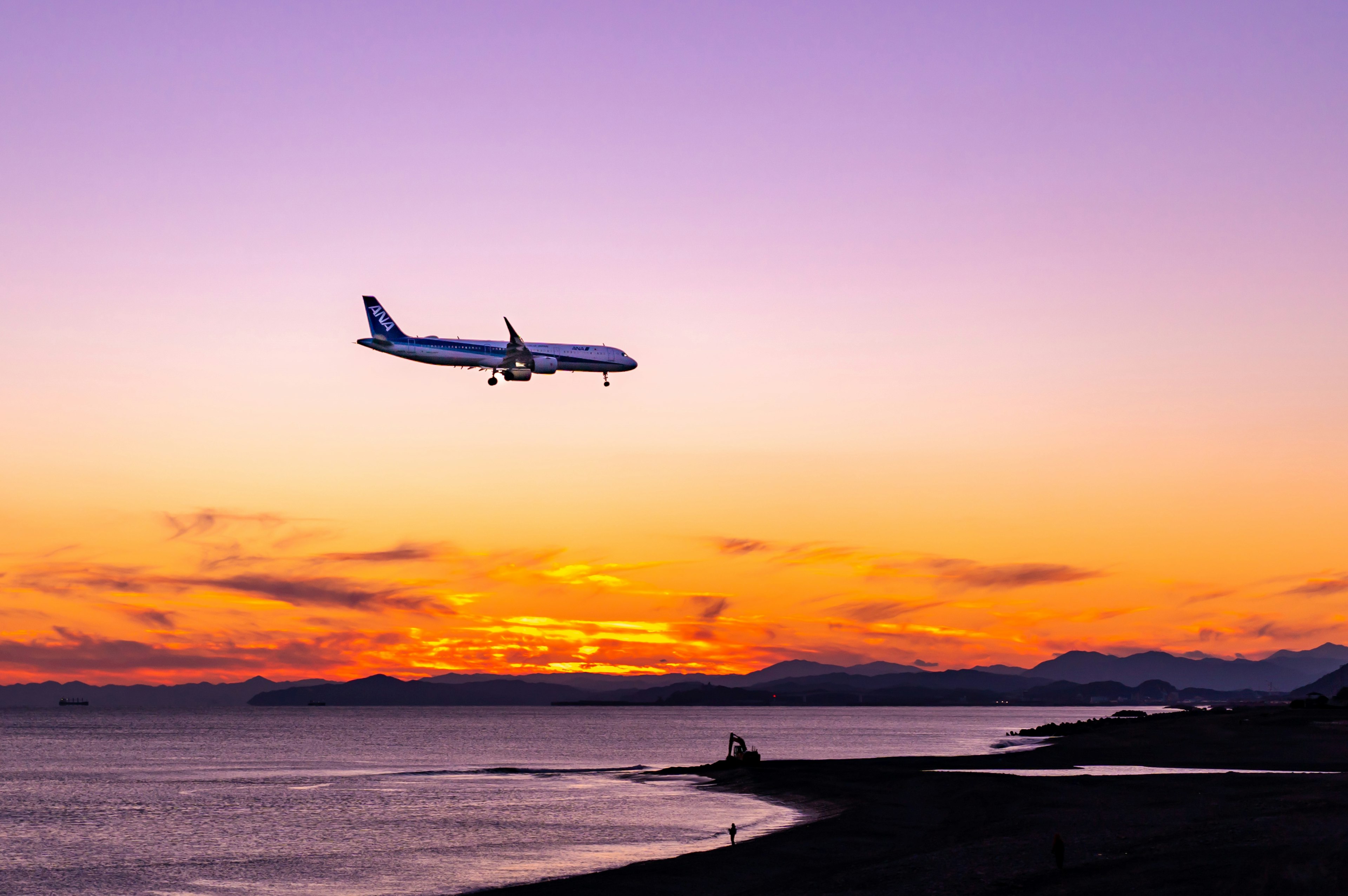 夕焼けの中を飛行機が着陸するシーン