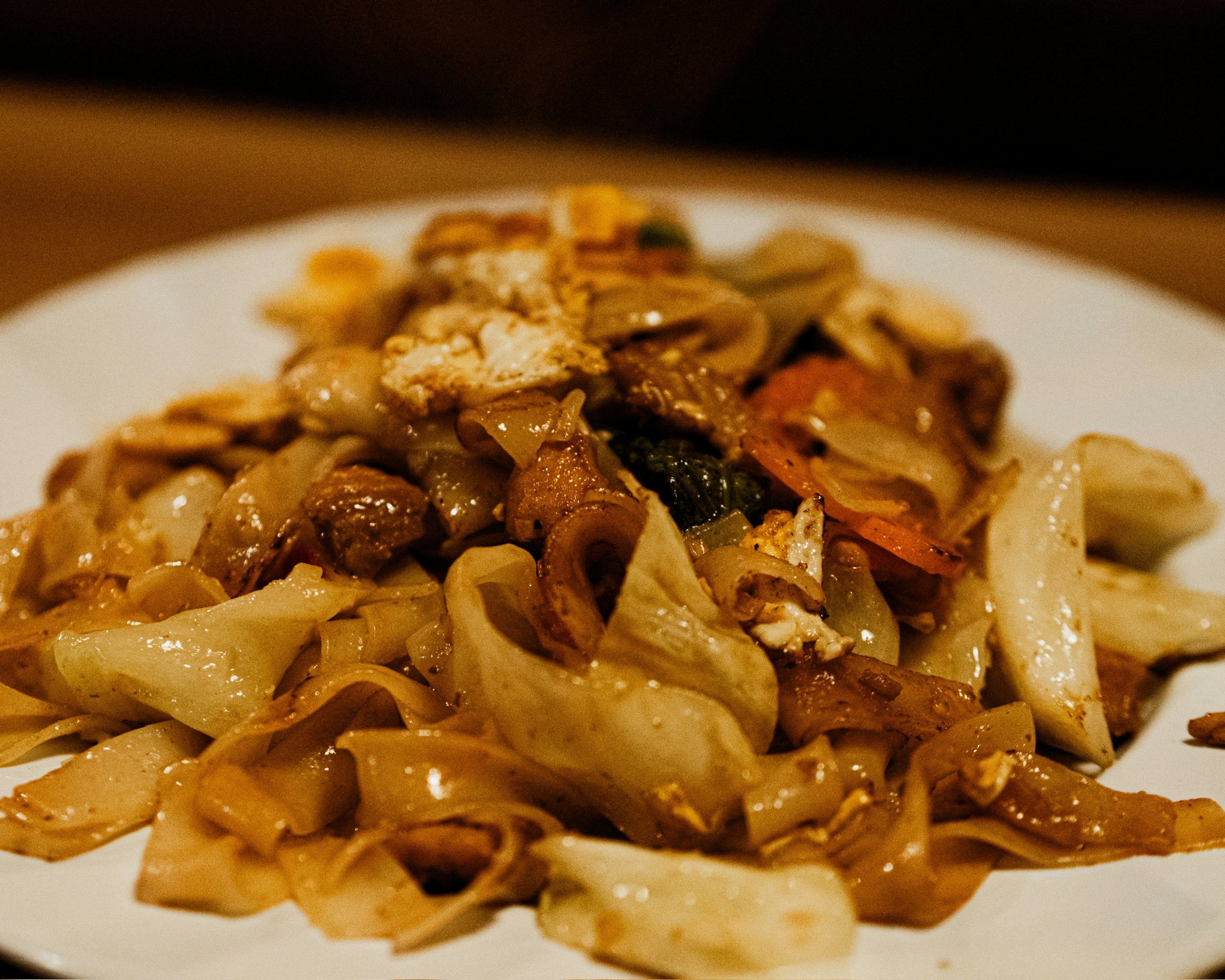 Plato delicioso de fideos salteados con verduras y pollo