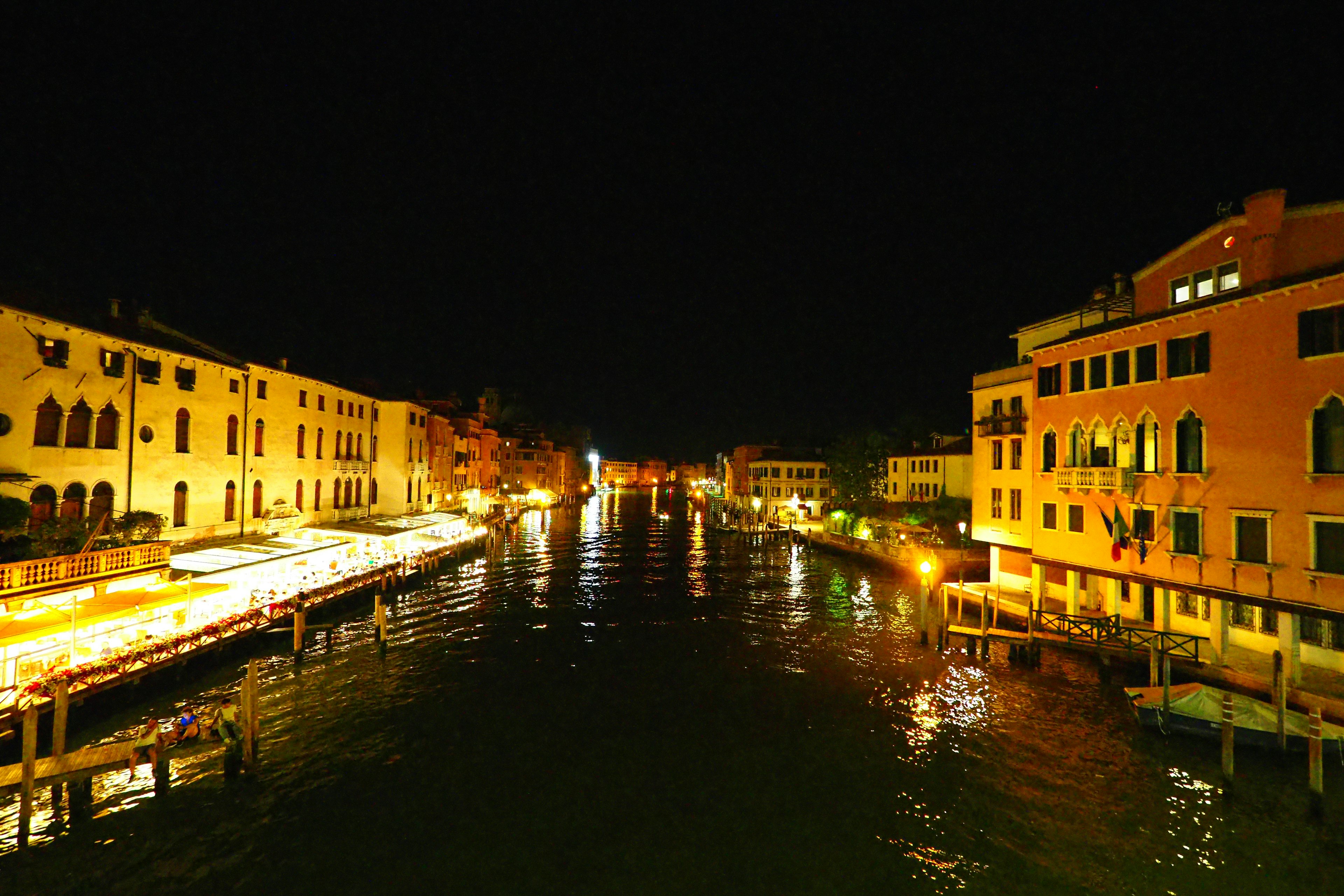 Bellissima vista del canale di Venezia di notte