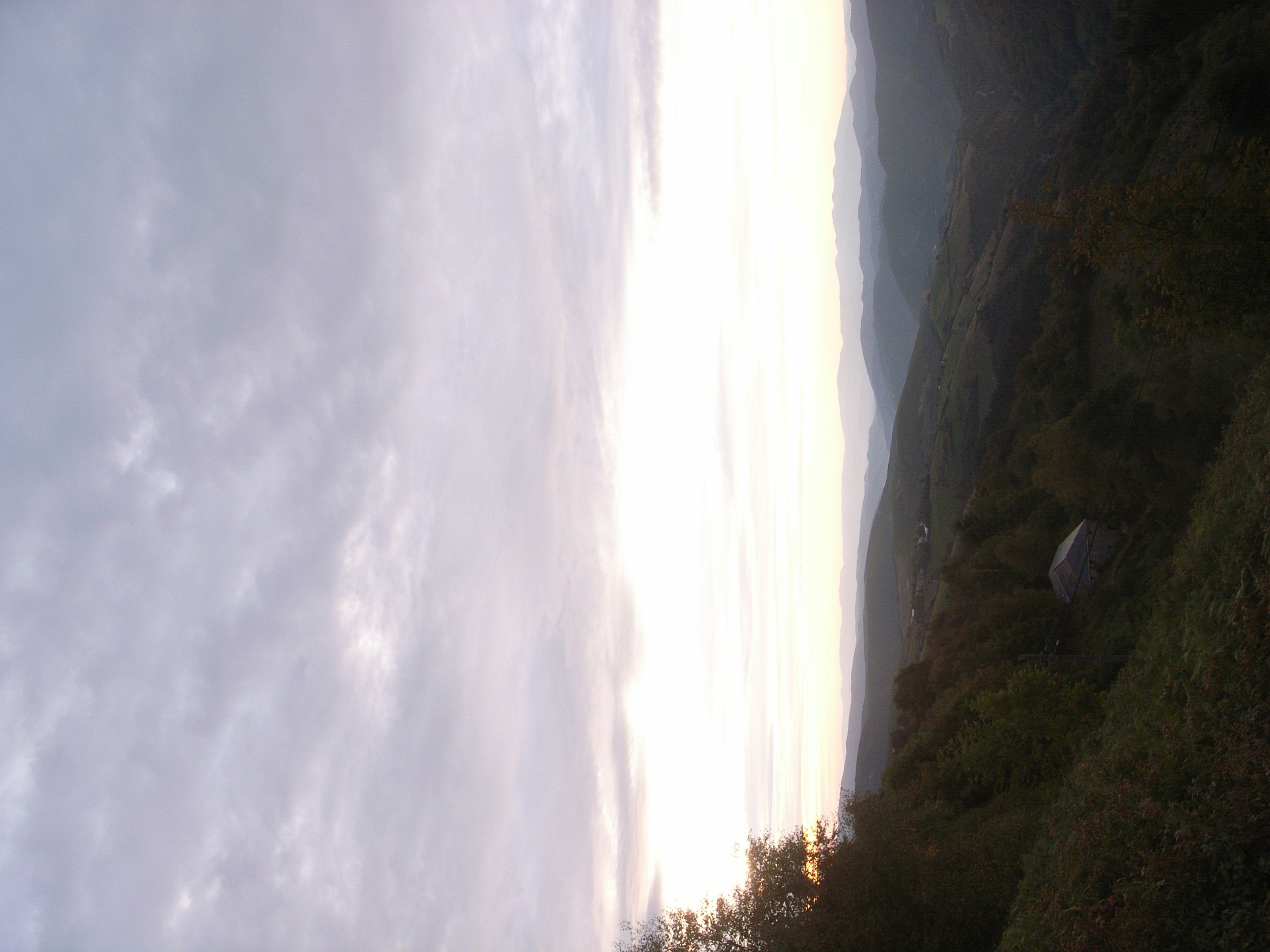 Berglandschaft mit Sonnenuntergangshimmel und verstreuten Wolken