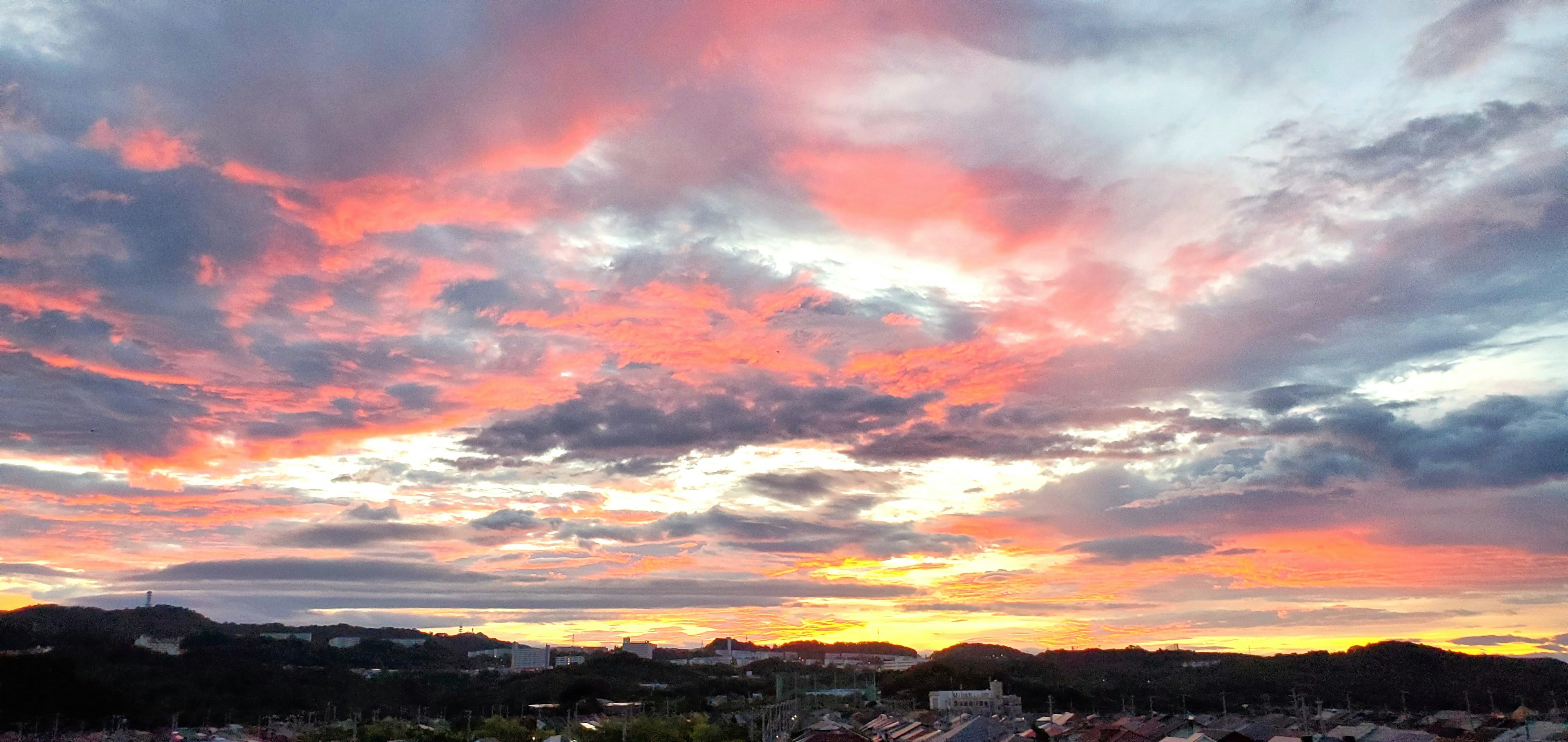 Splendido cielo al tramonto con nuvole vivaci