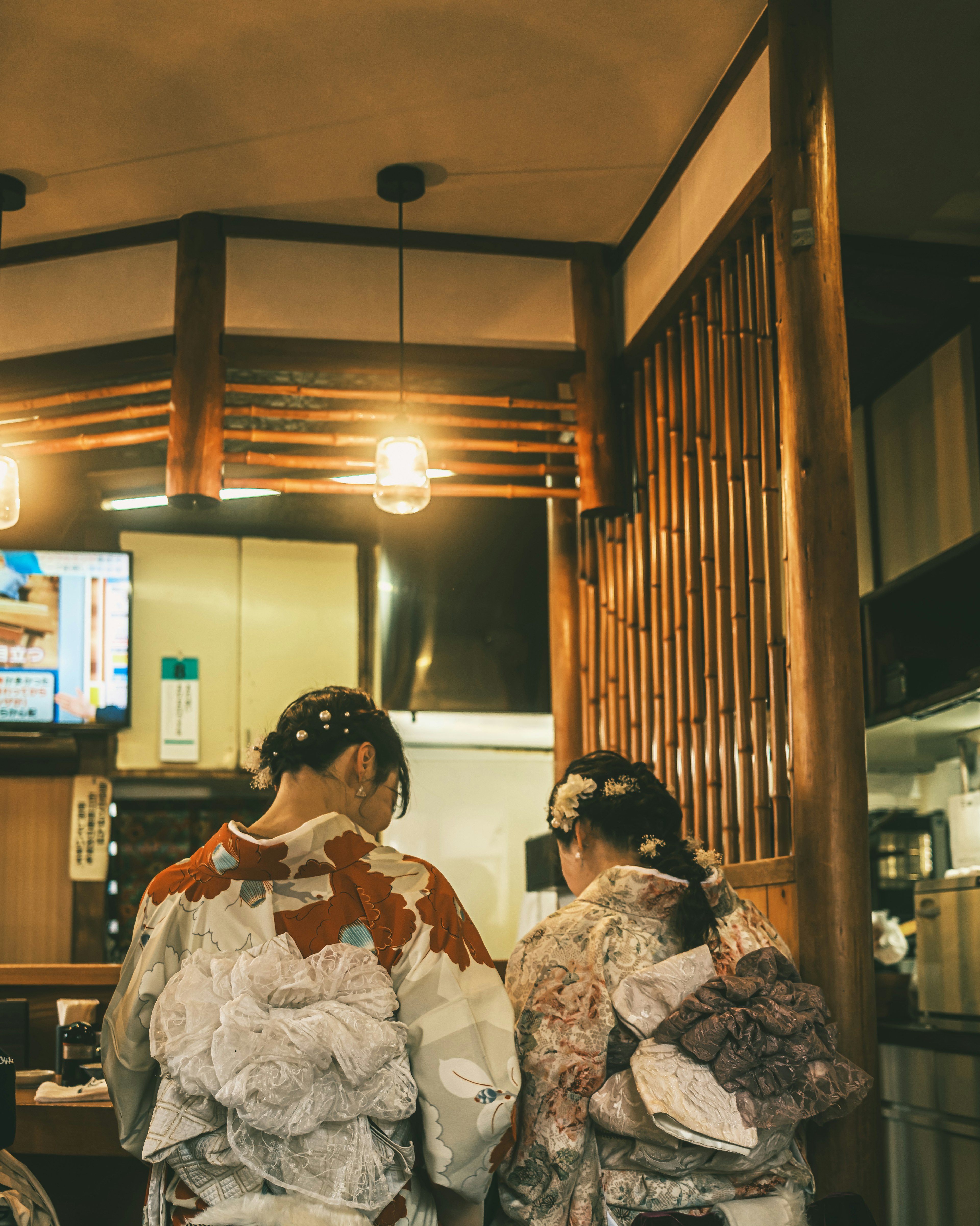 两位穿着和服的女性在木质内饰的餐厅里