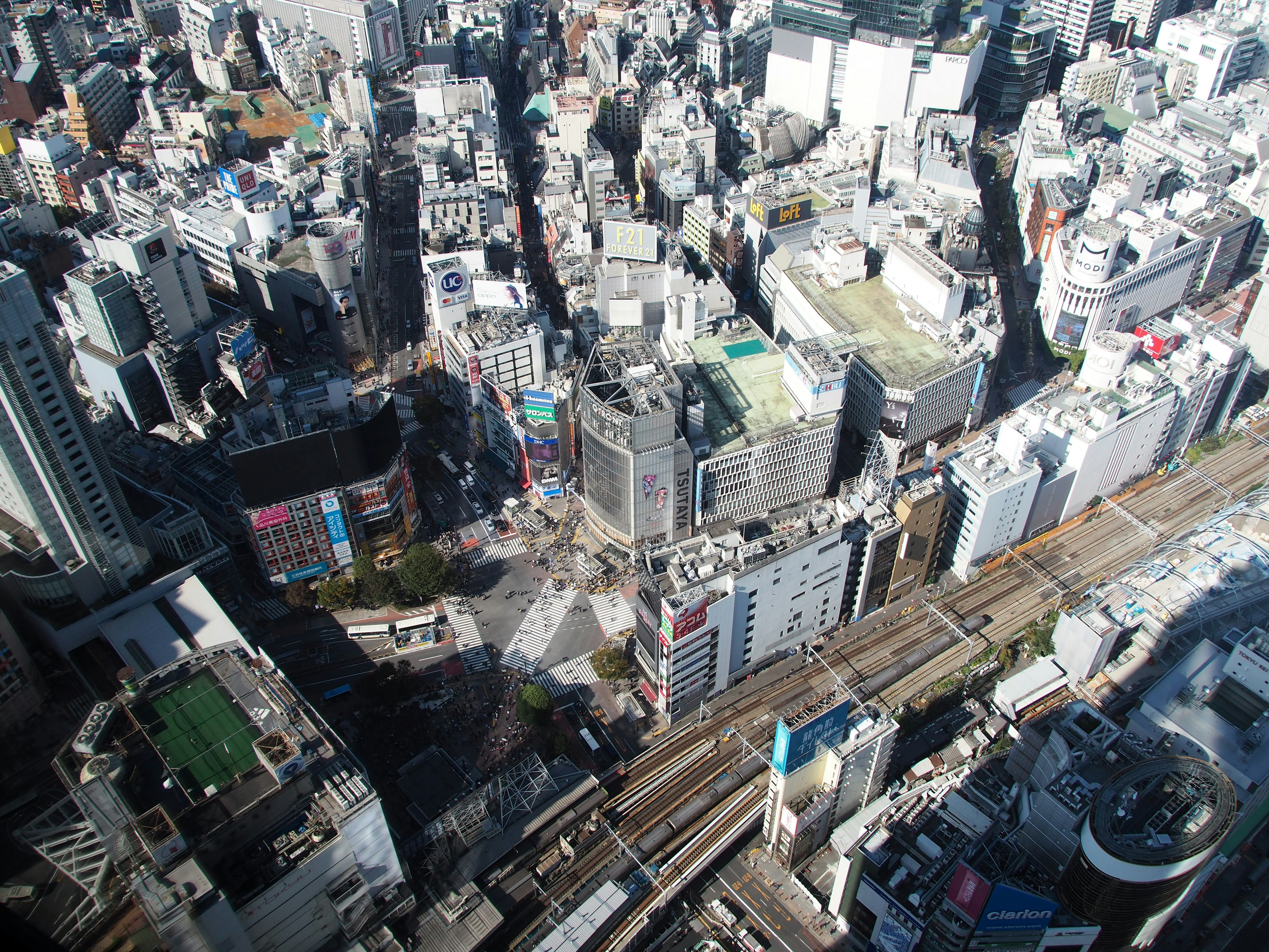 東京高樓大廈和繁忙街道的鳥瞰圖