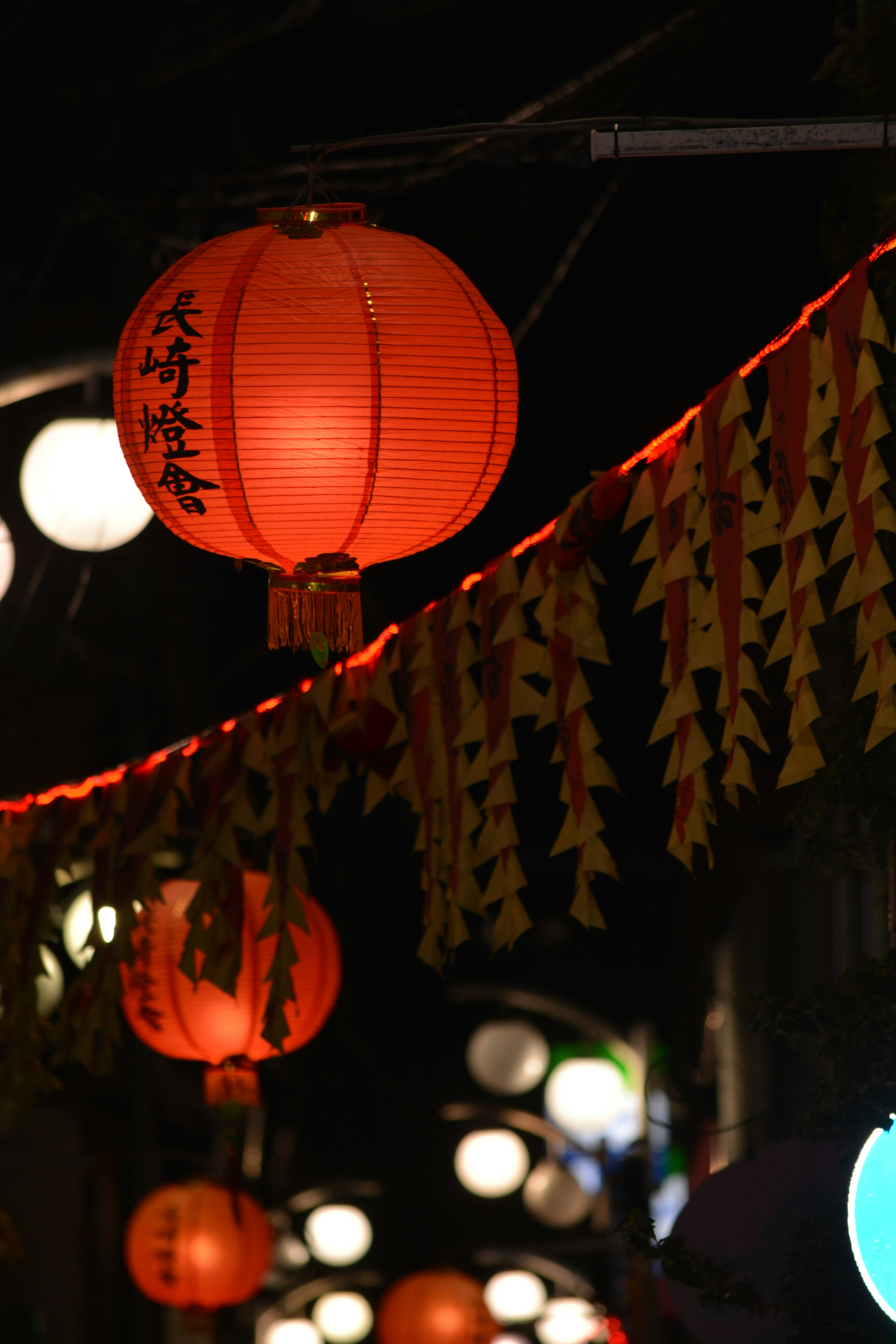 夜晚街道装饰着红色灯笼和黄色装饰