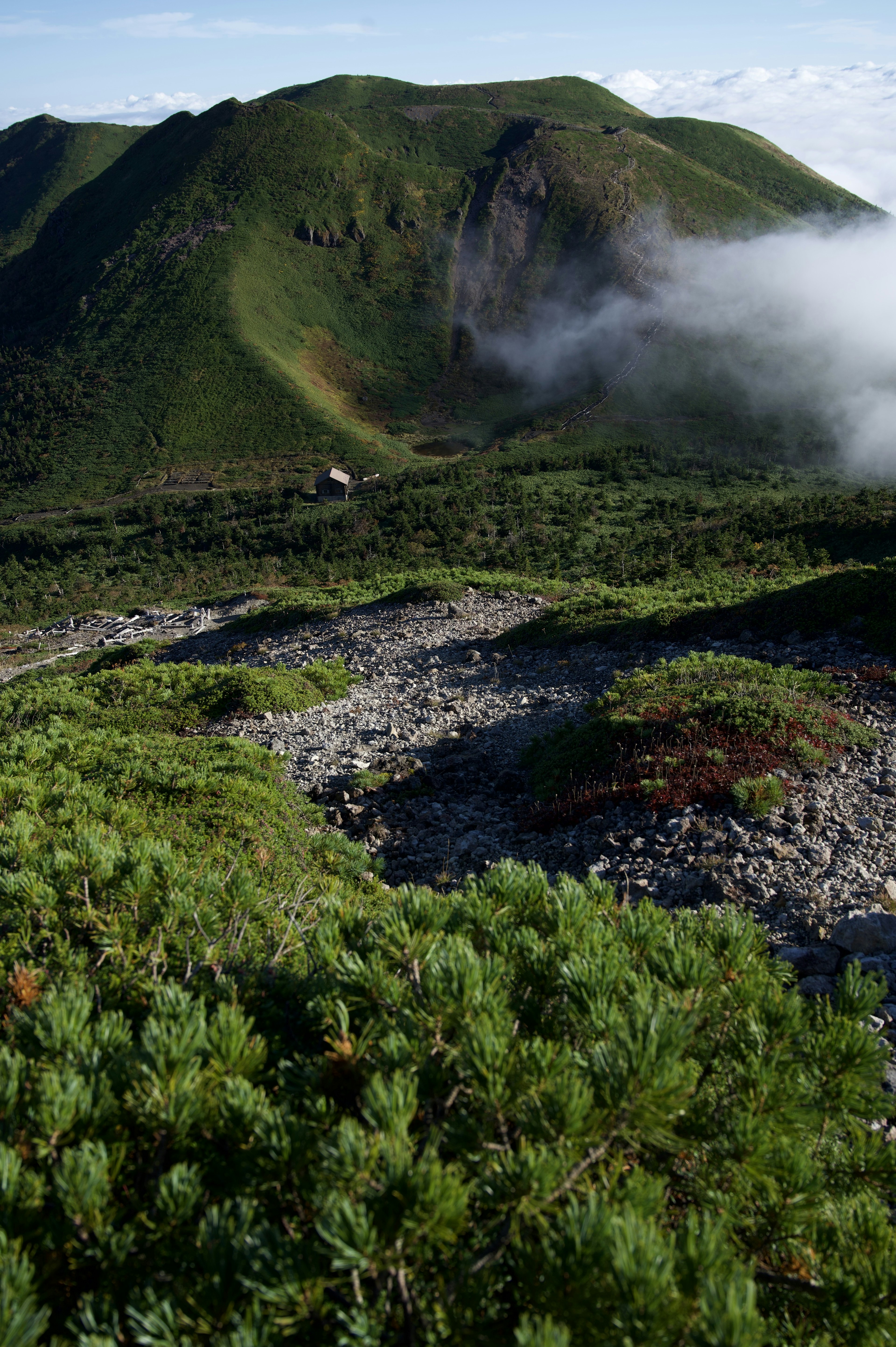 Vista escénica de montañas verdes con nubes