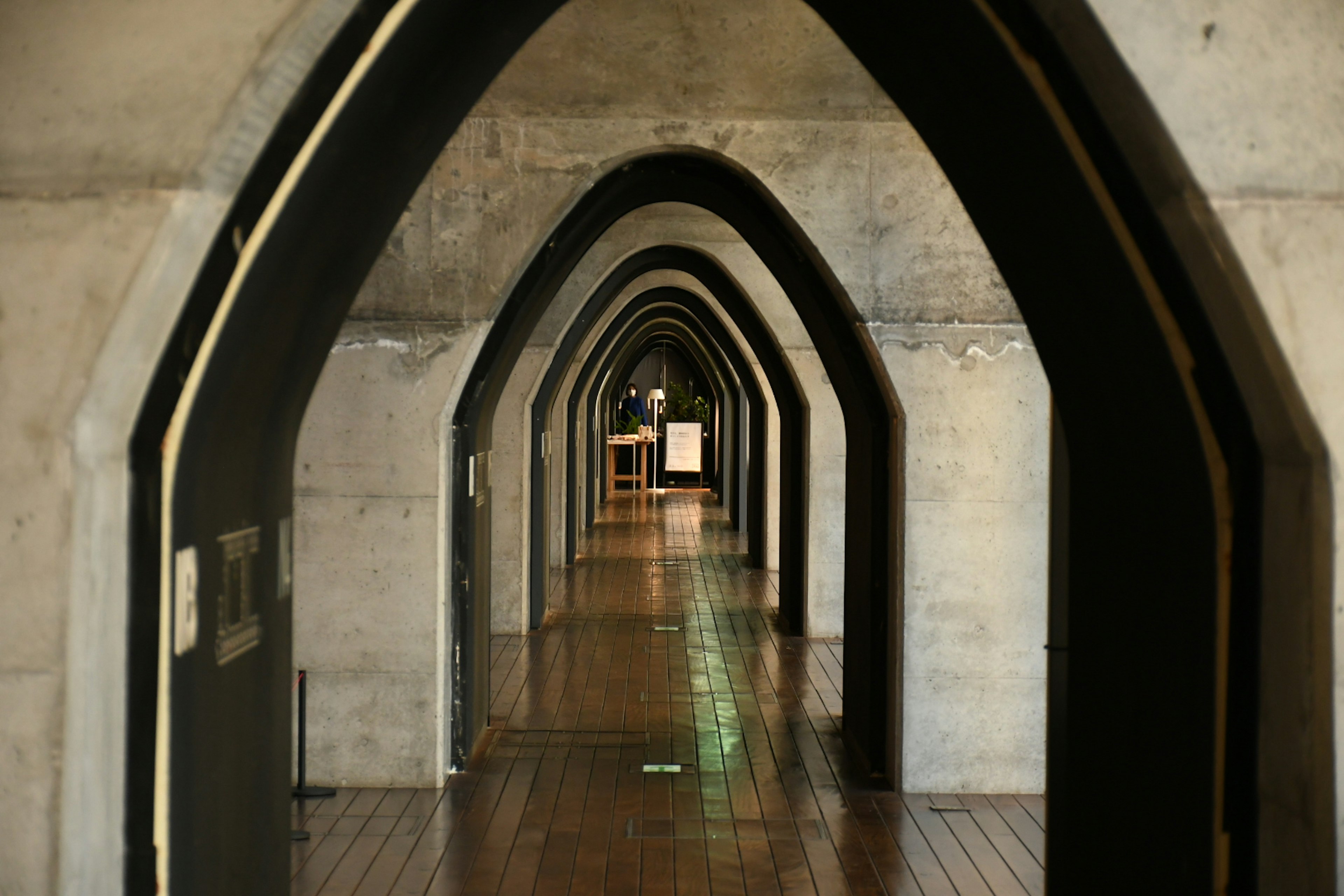 Vista interior de un edificio con una serie de pasillos en arco