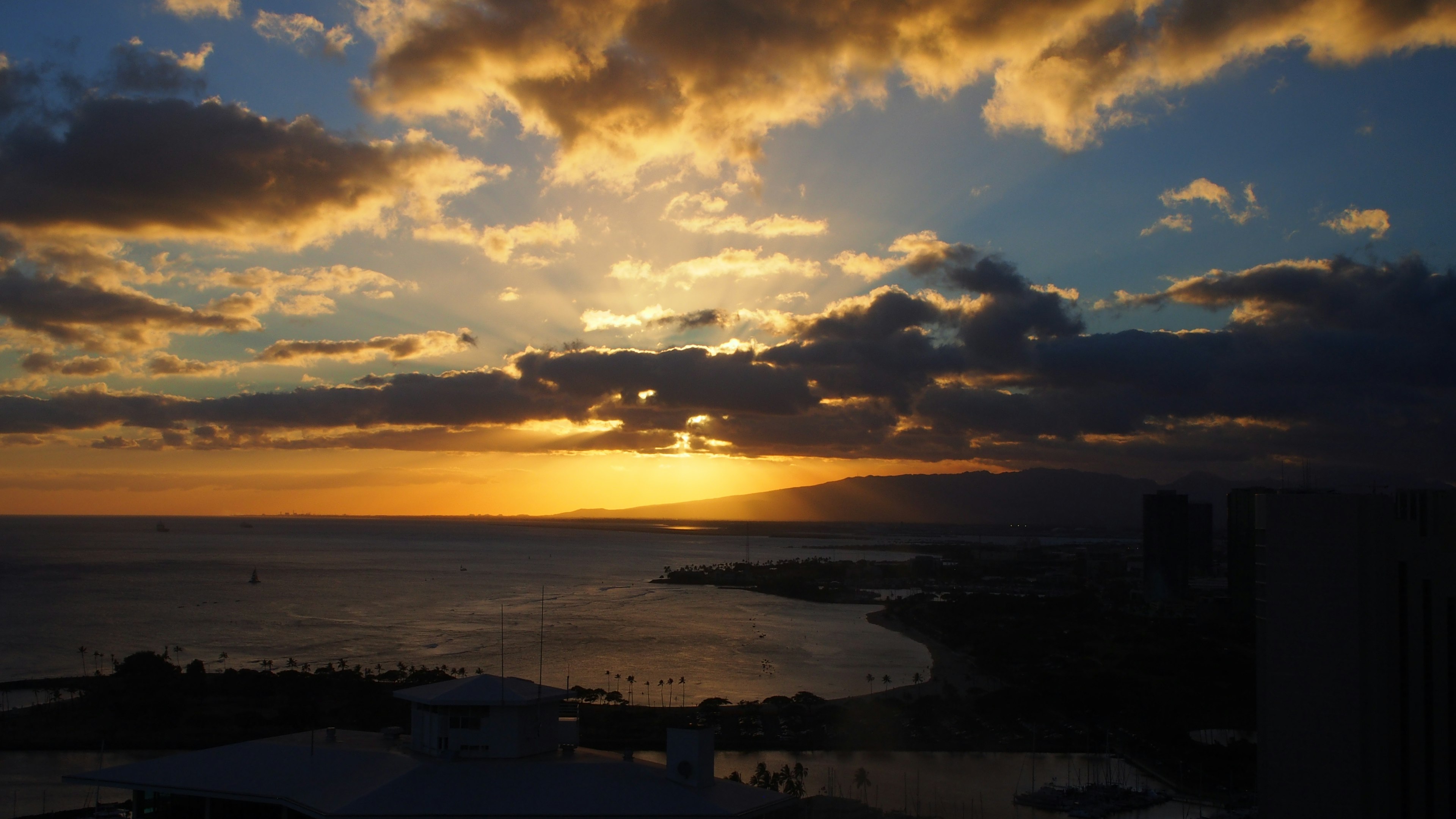 夕日が海に沈む美しい風景 空にはオレンジ色の雲が広がる