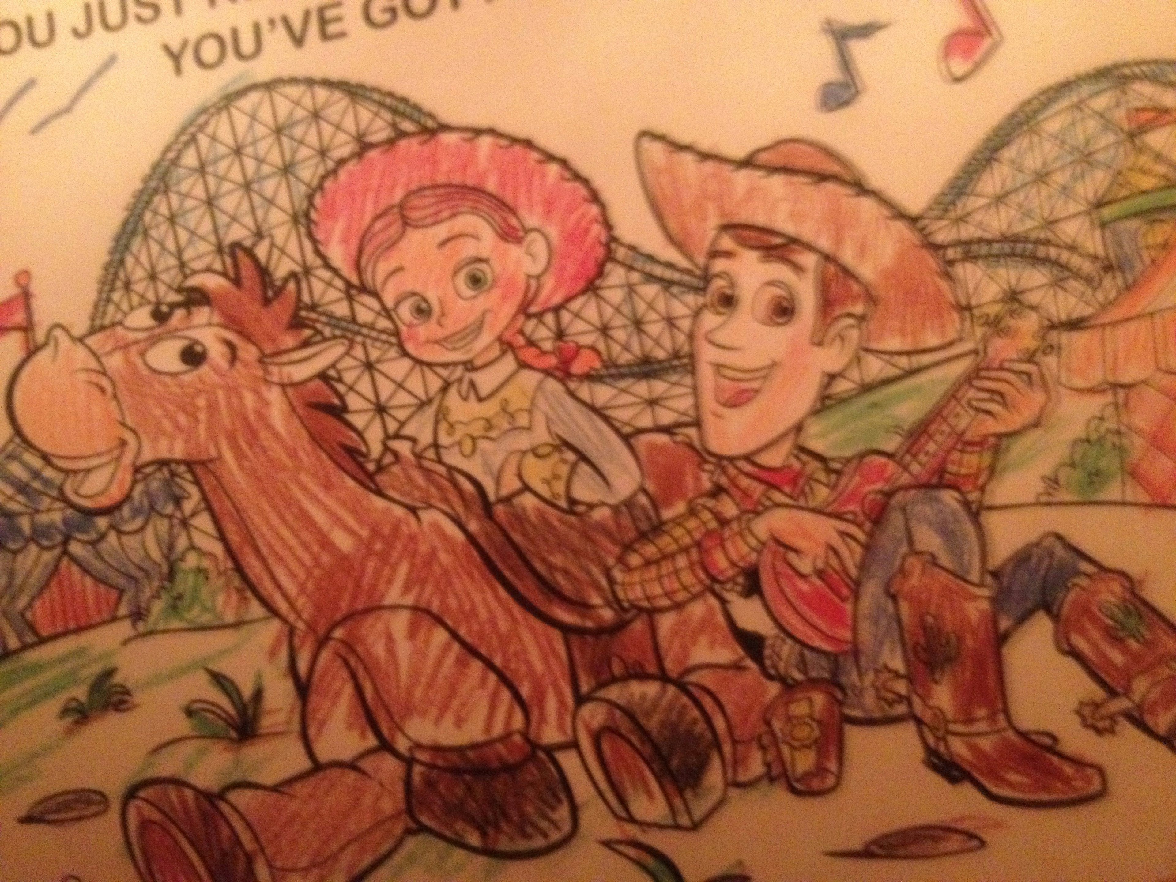 Woody et Jessie chevauchant un cheval dans un dessin coloré au crayon