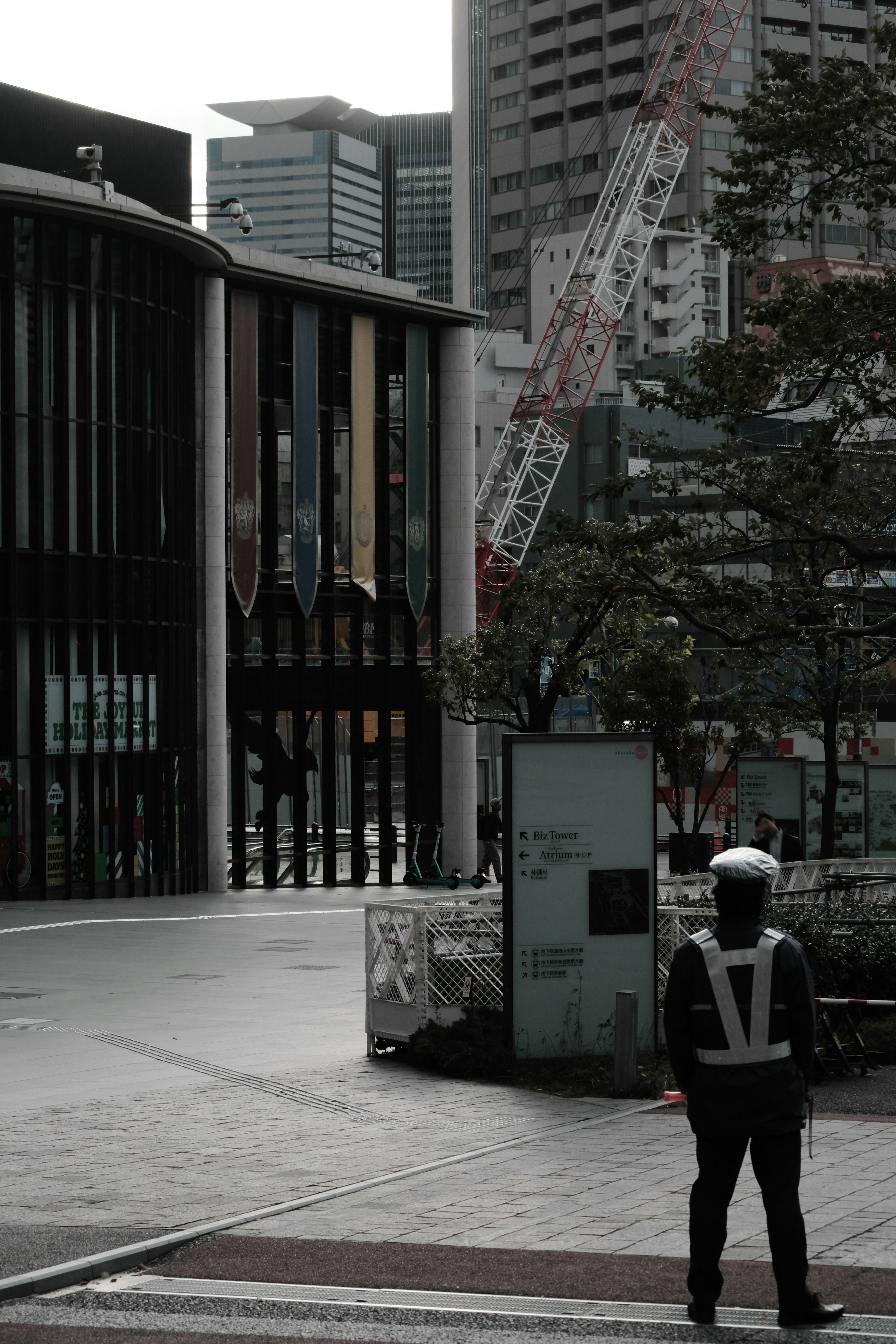 建物の前に立つ警察官と現代的な都市風景