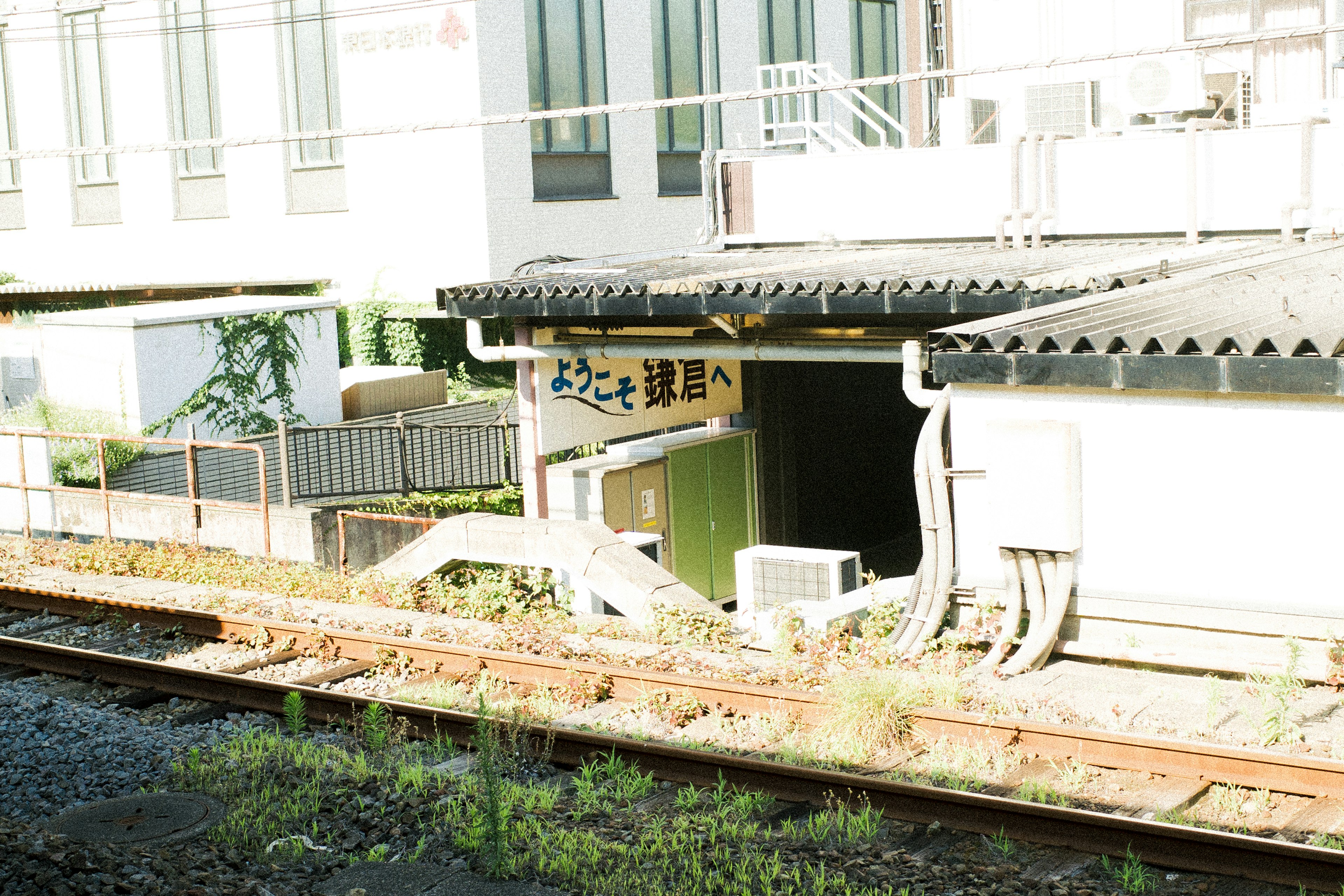 Blick auf einen Bahnhof mit umliegenden Gebäuden