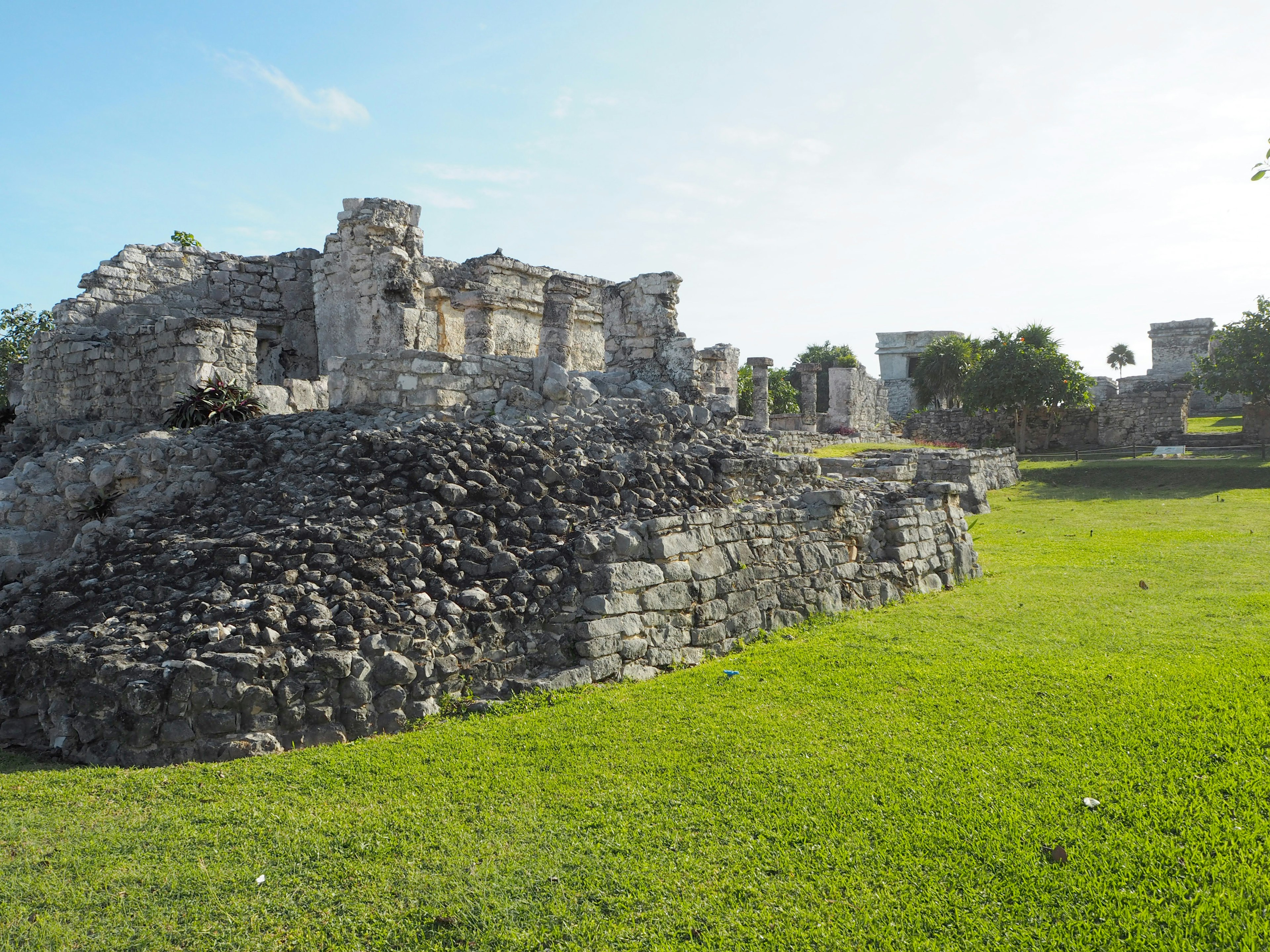 Reruntuhan Tulum dengan rumput hijau