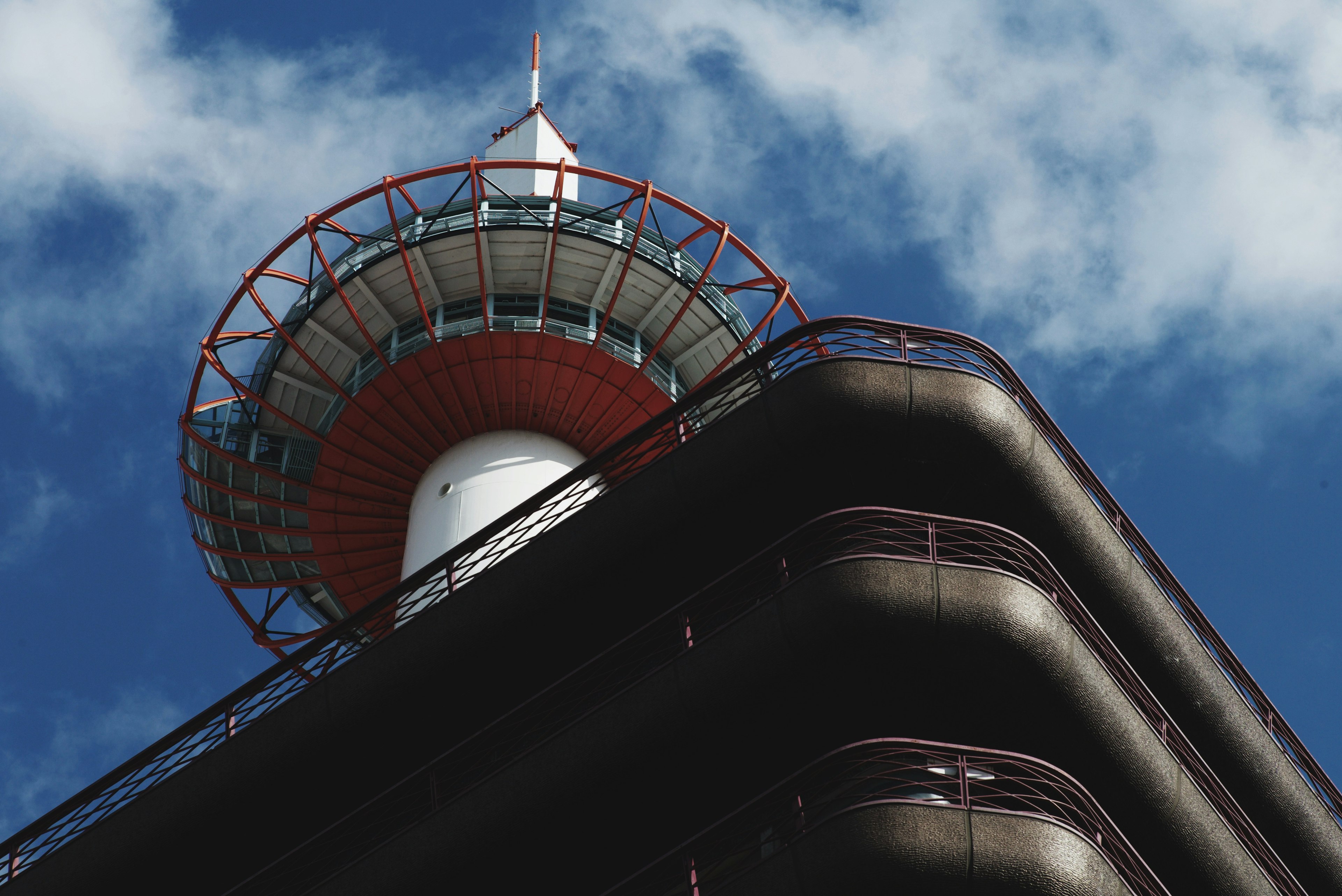 Foto di un edificio con una piattaforma di osservazione circolare rossa