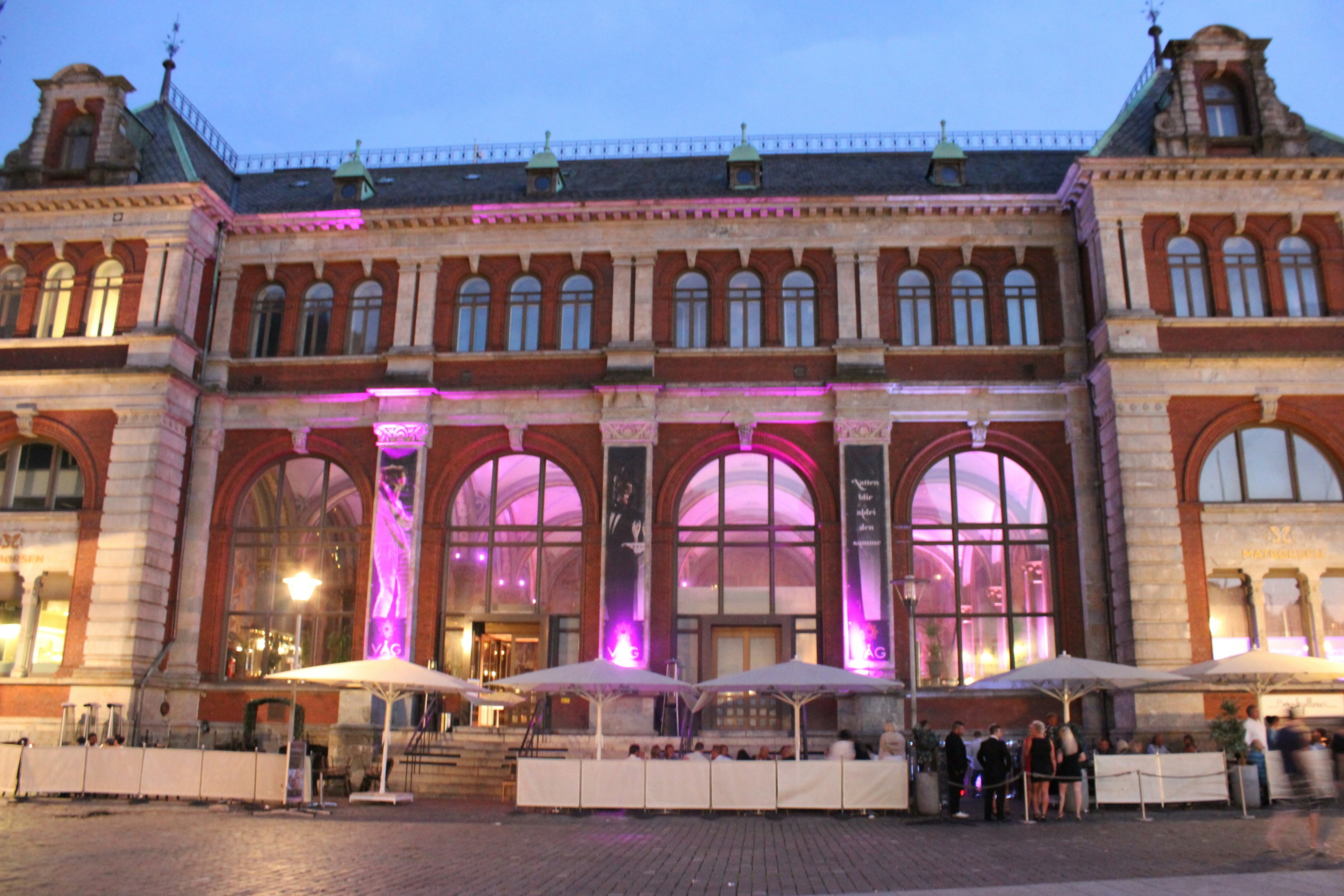 Façade d'un beau bâtiment illuminé de lumières violettes