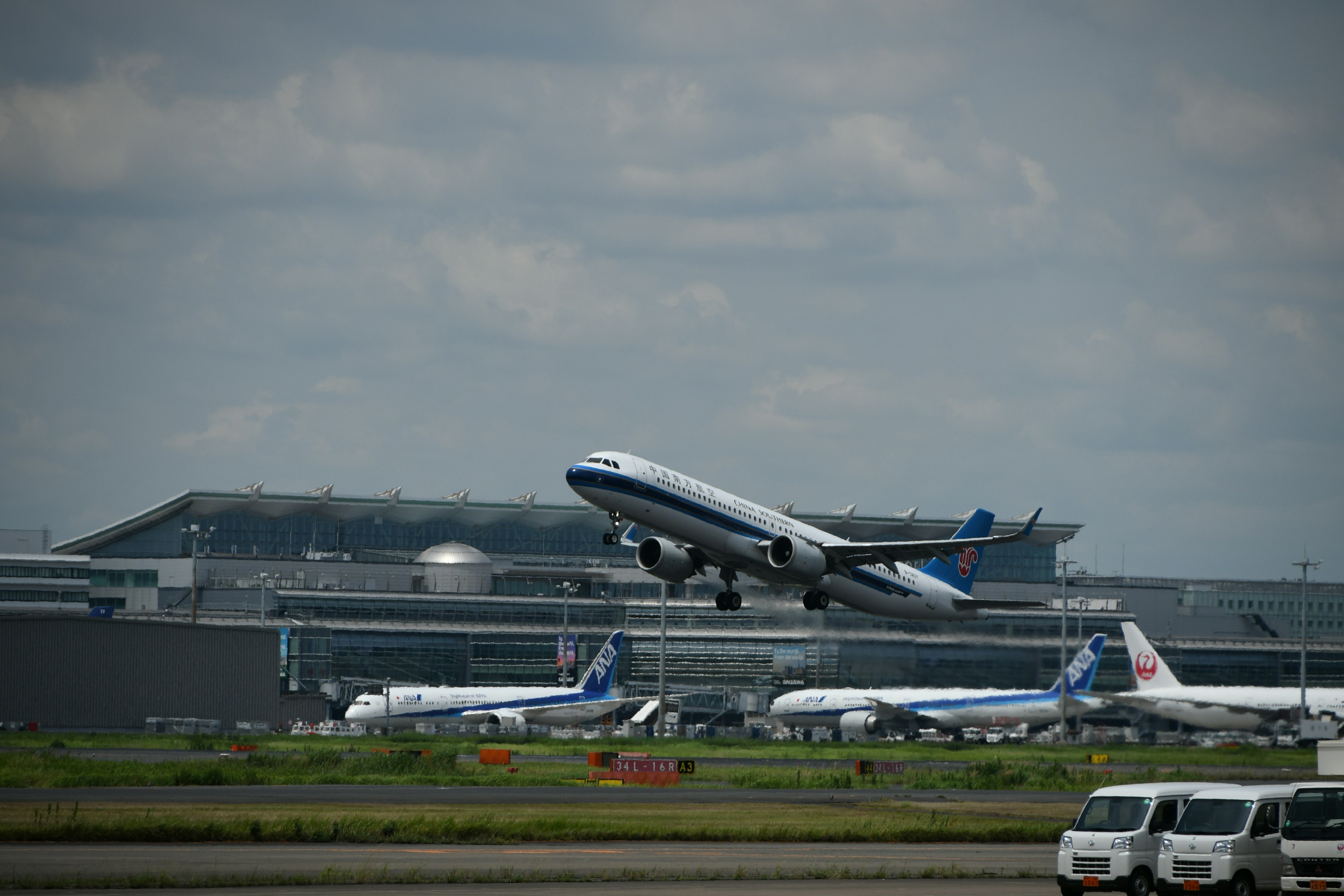 Aereo in decollo all'aeroporto con altri aerei in vista