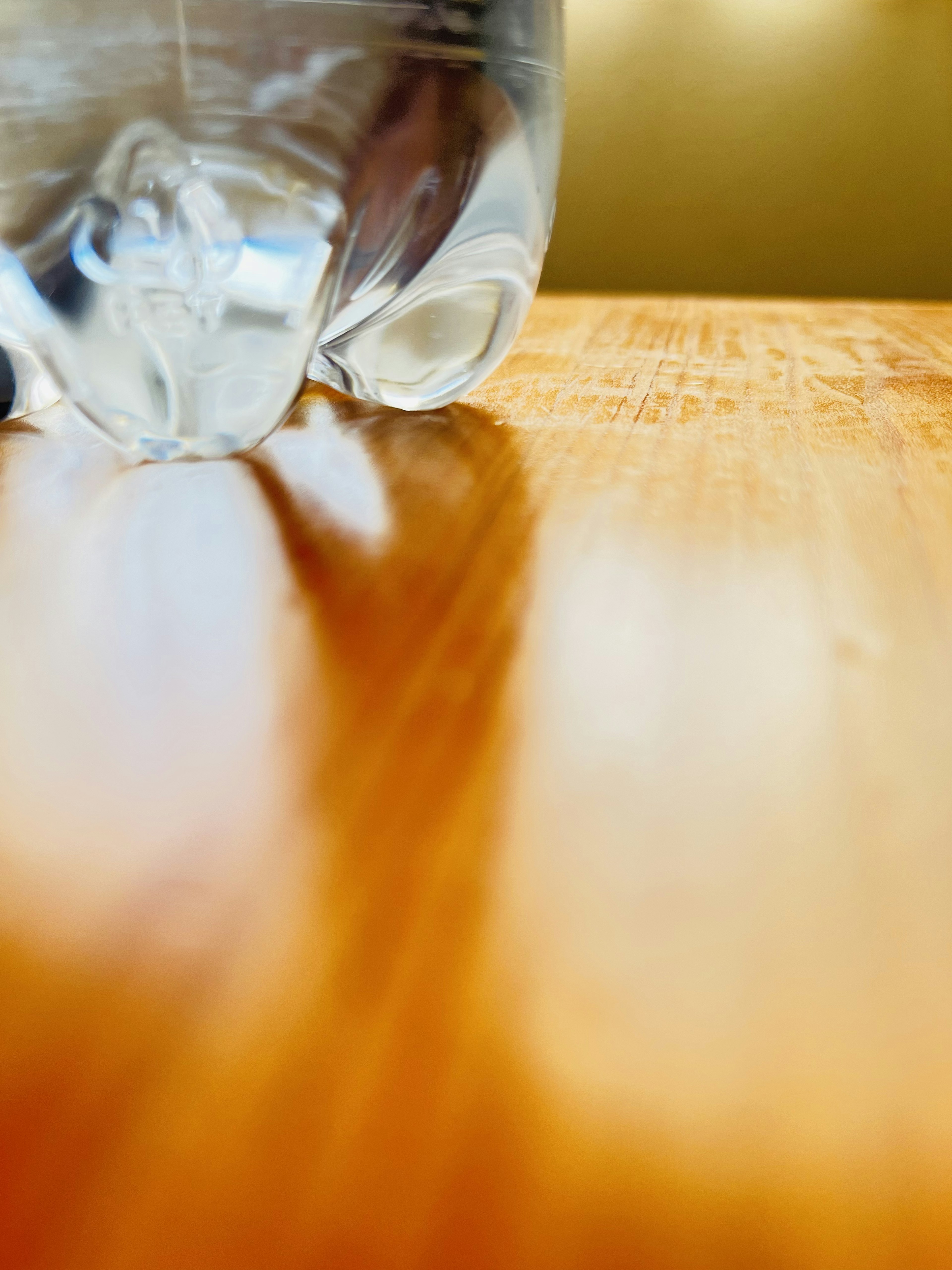 Una botella de agua clara descansando sobre una mesa de madera