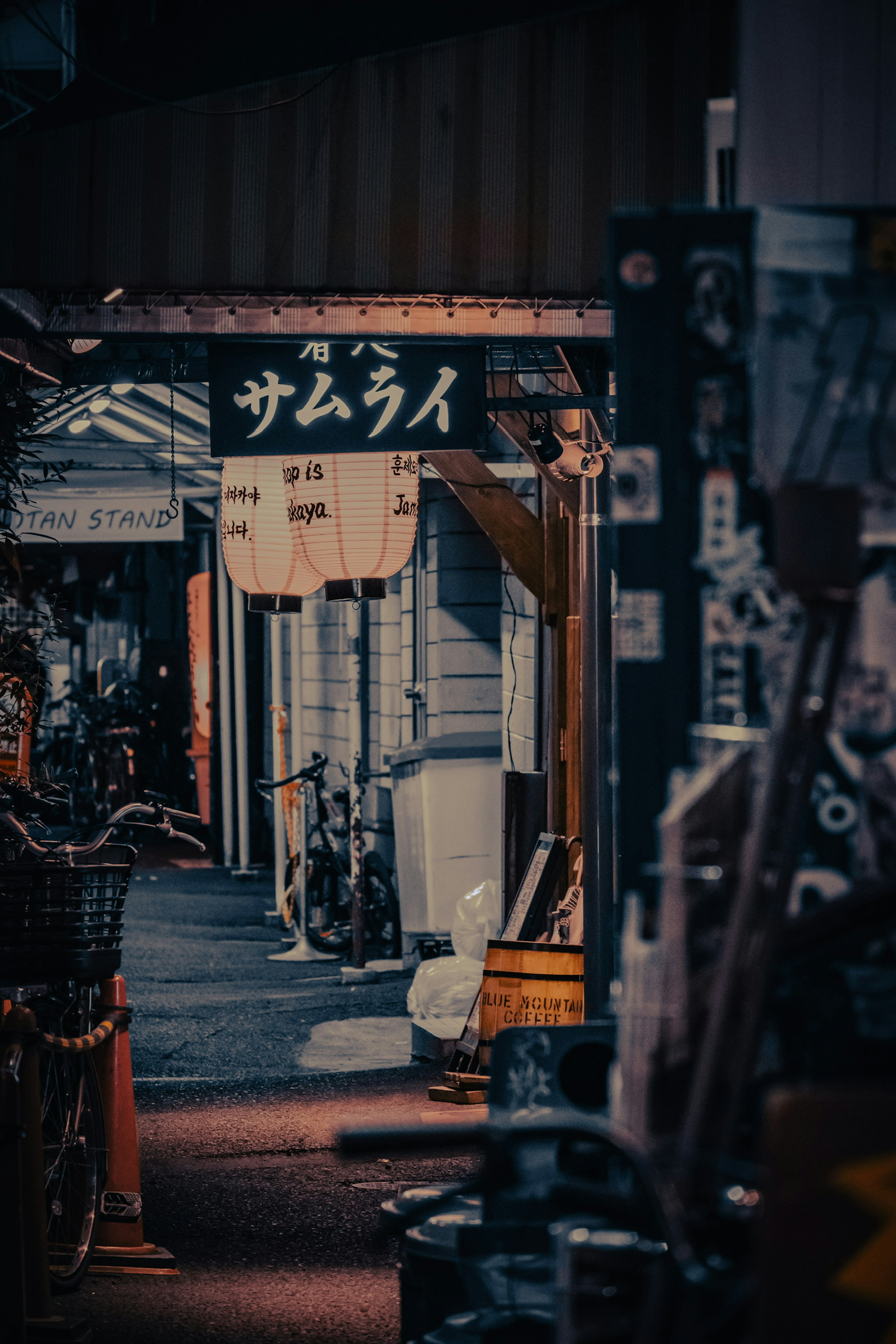 暗い路地にあるサムライの看板と店舗の様子