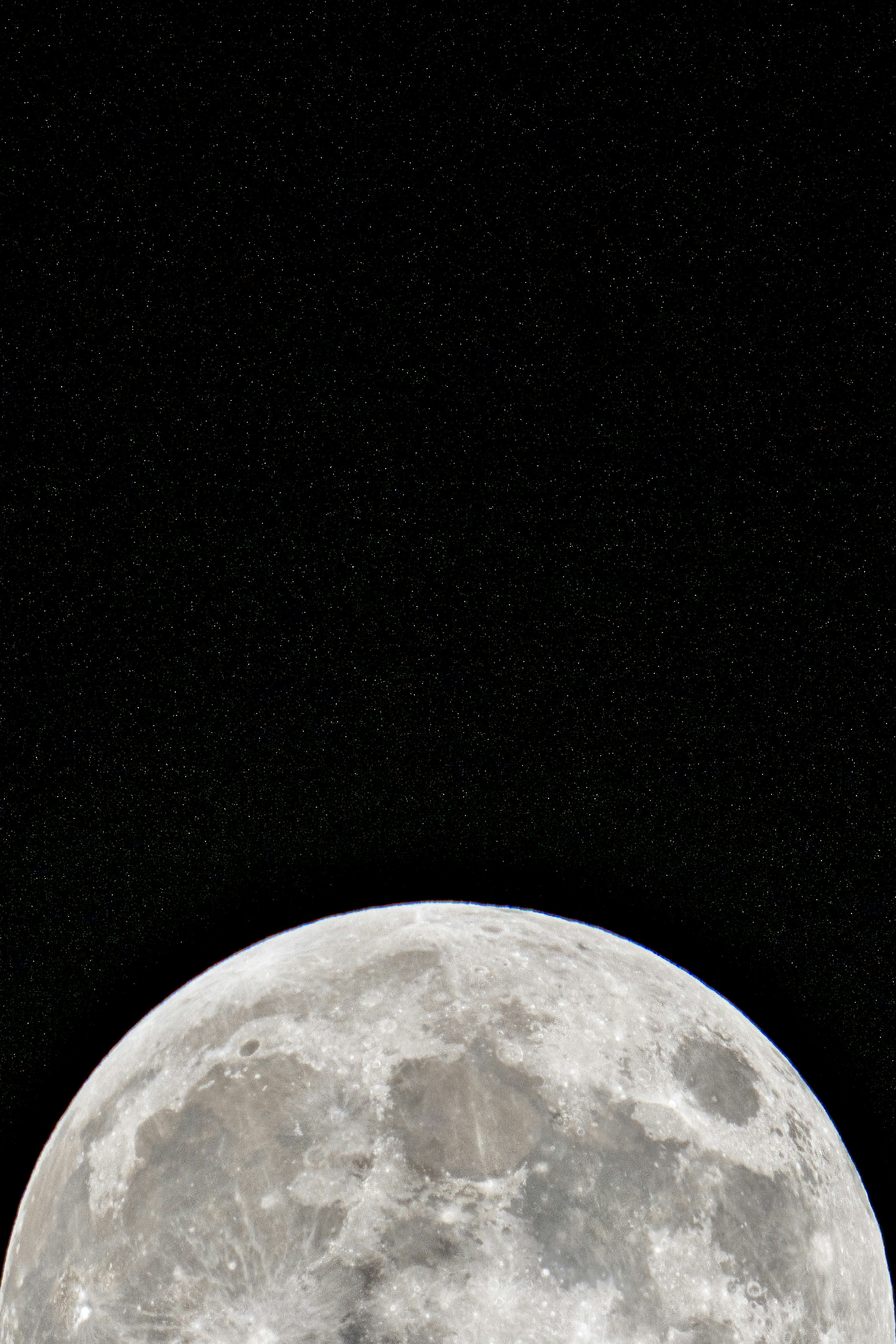 Luna piena che brilla in un cielo scuro pieno di stelle