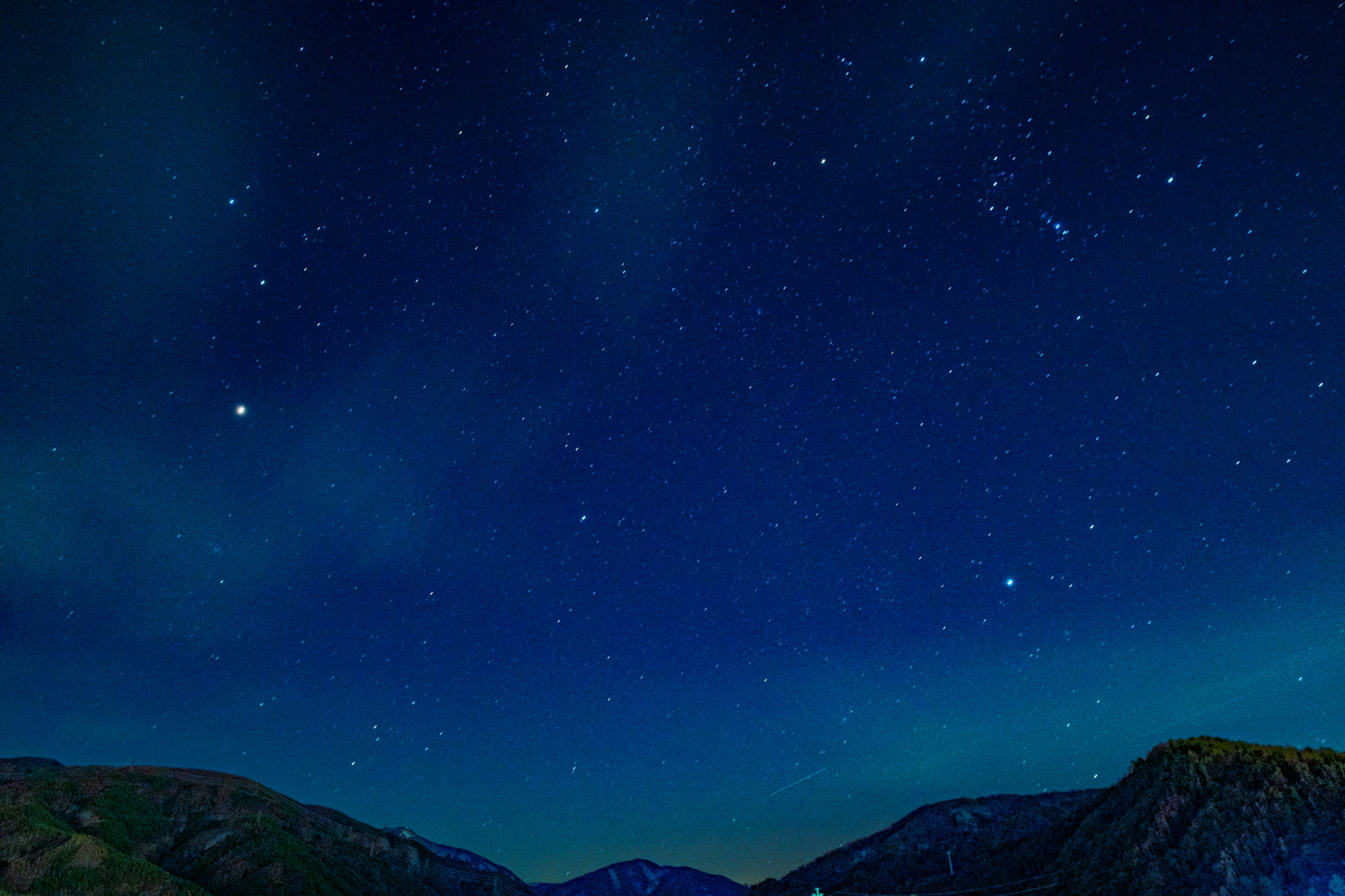 星空と山の風景の夜景