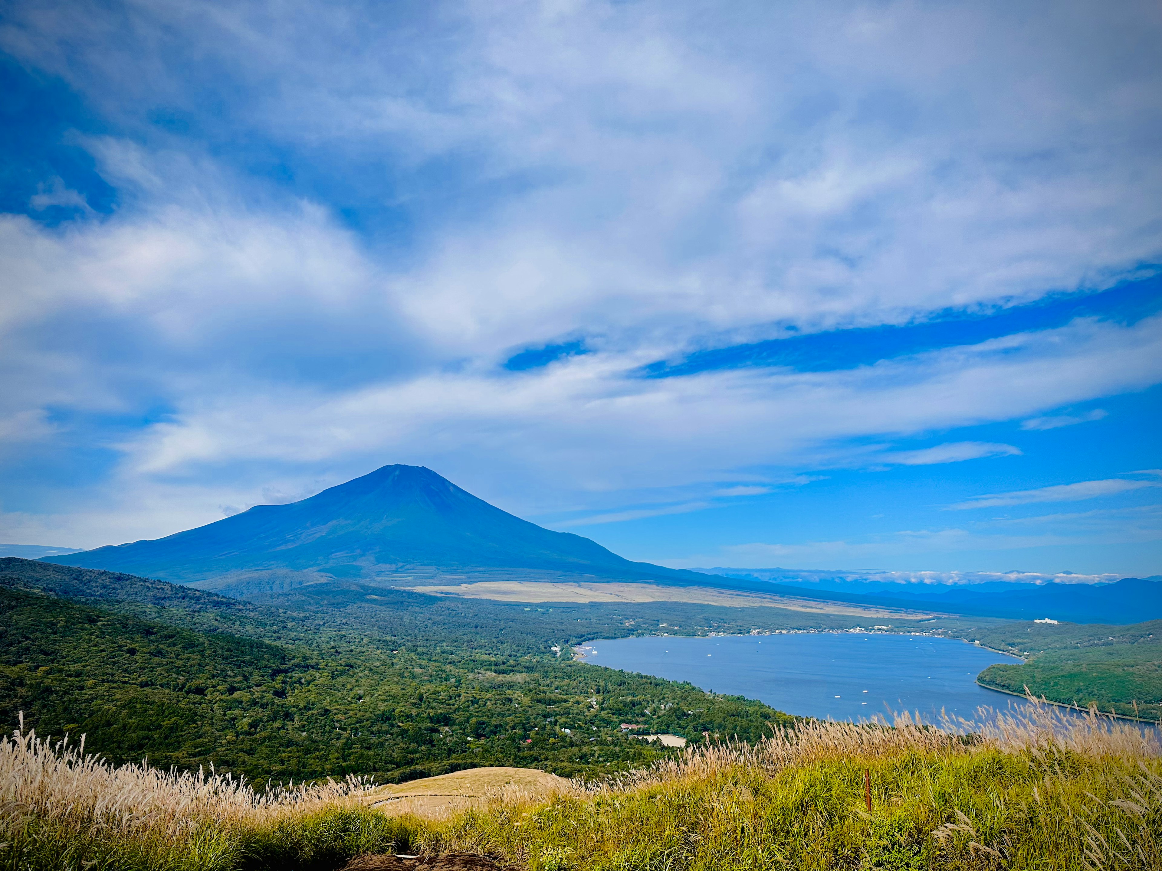 晴朗蓝天下的山和湖的风景