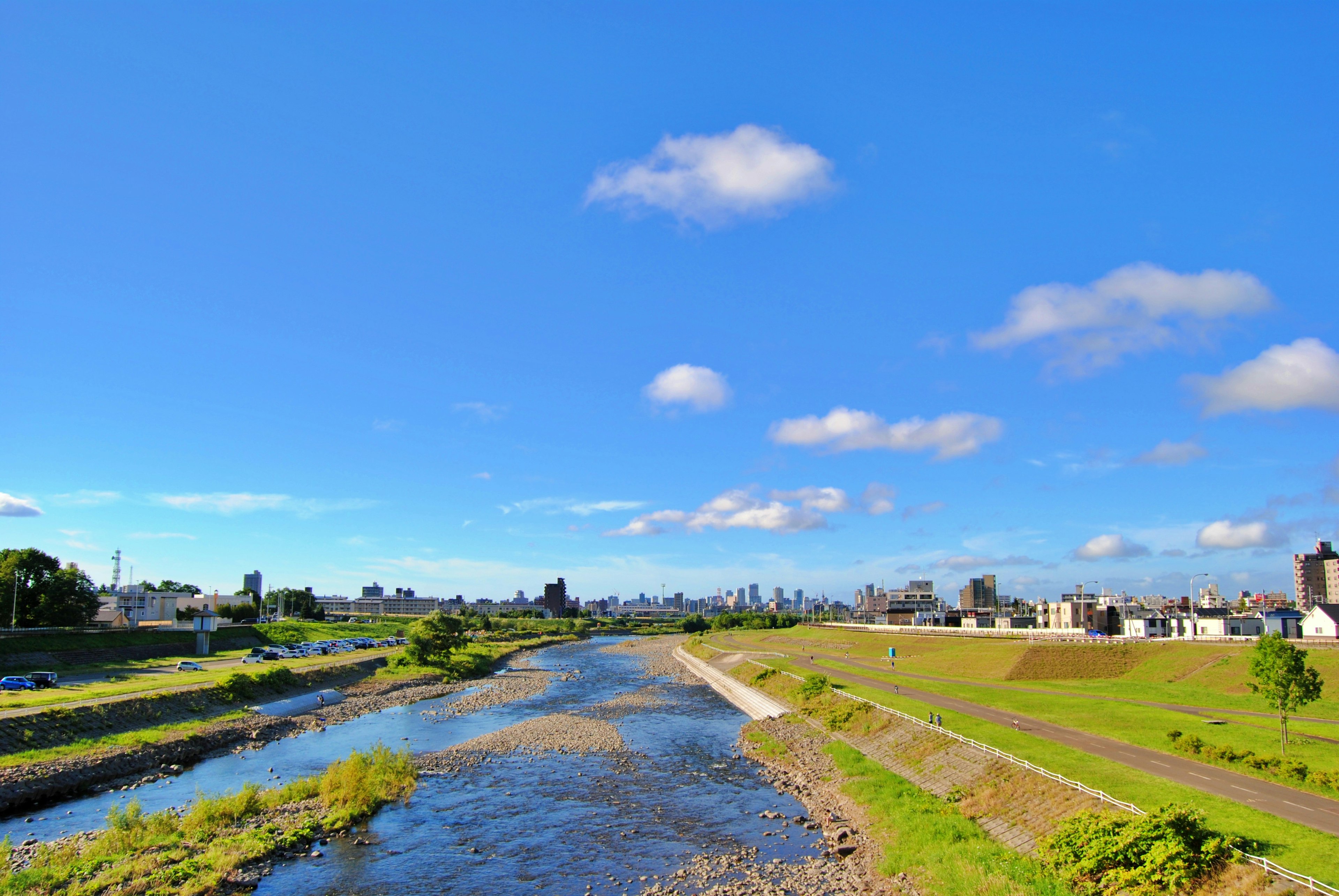 Vista panoramica di un fiume sotto un cielo azzurro con erba verde