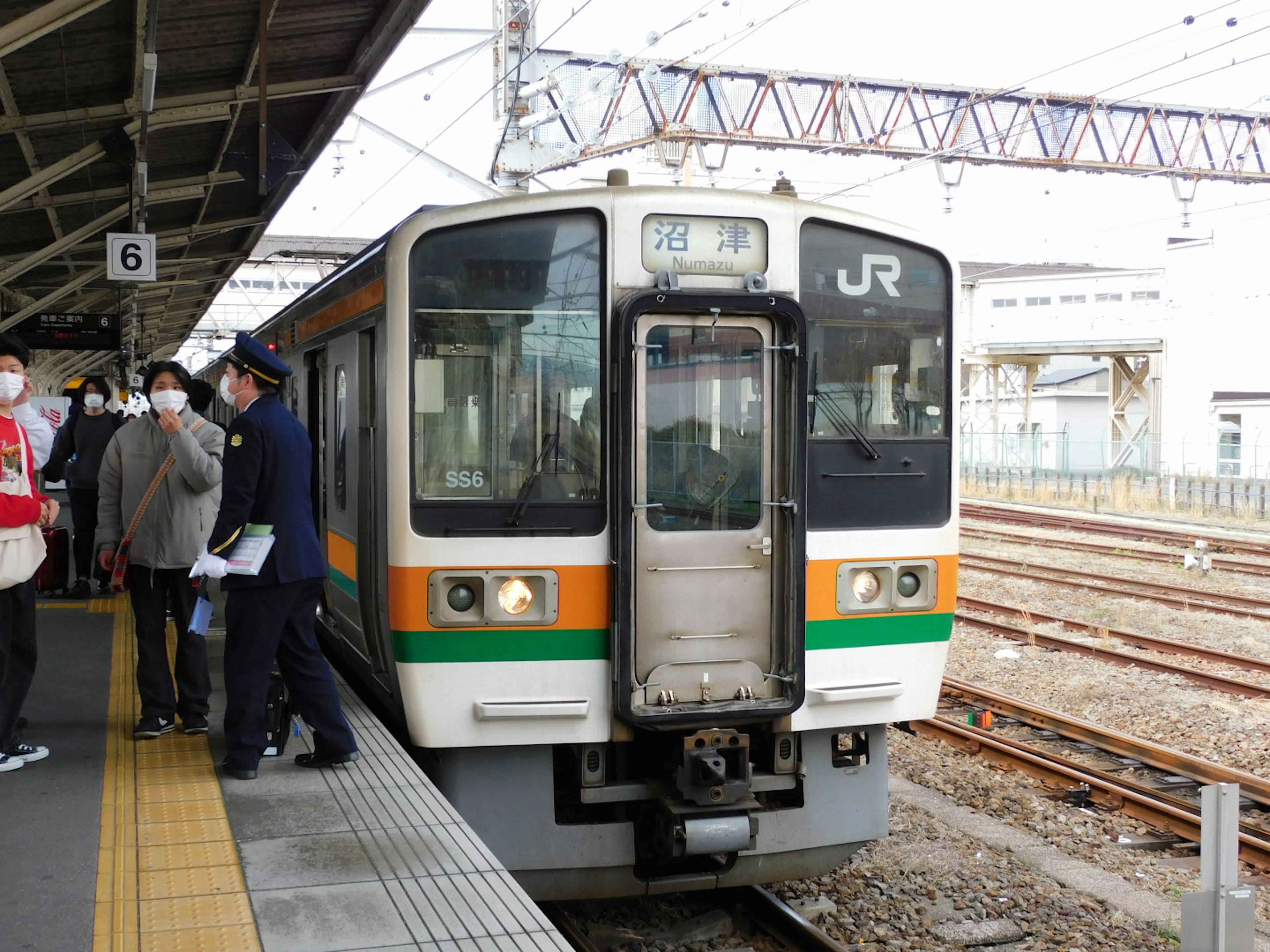 Treno JR fermo alla stazione con passeggeri