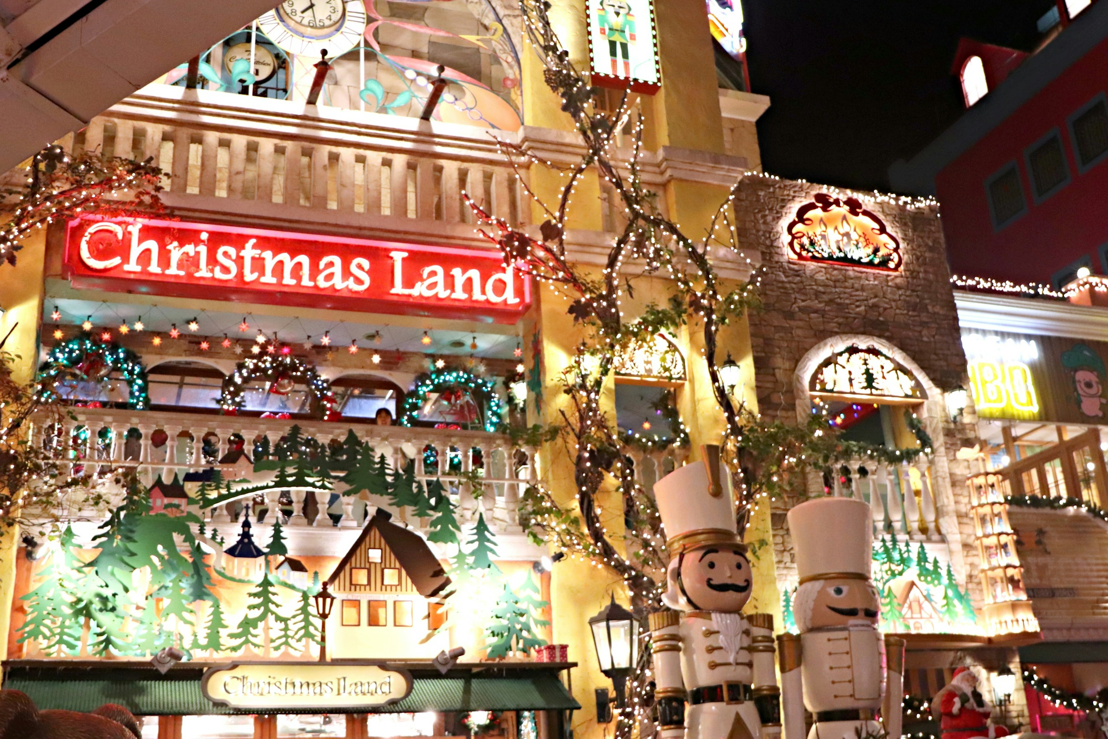 Esterno di un edificio decorato per Natale con insegna Natale Land