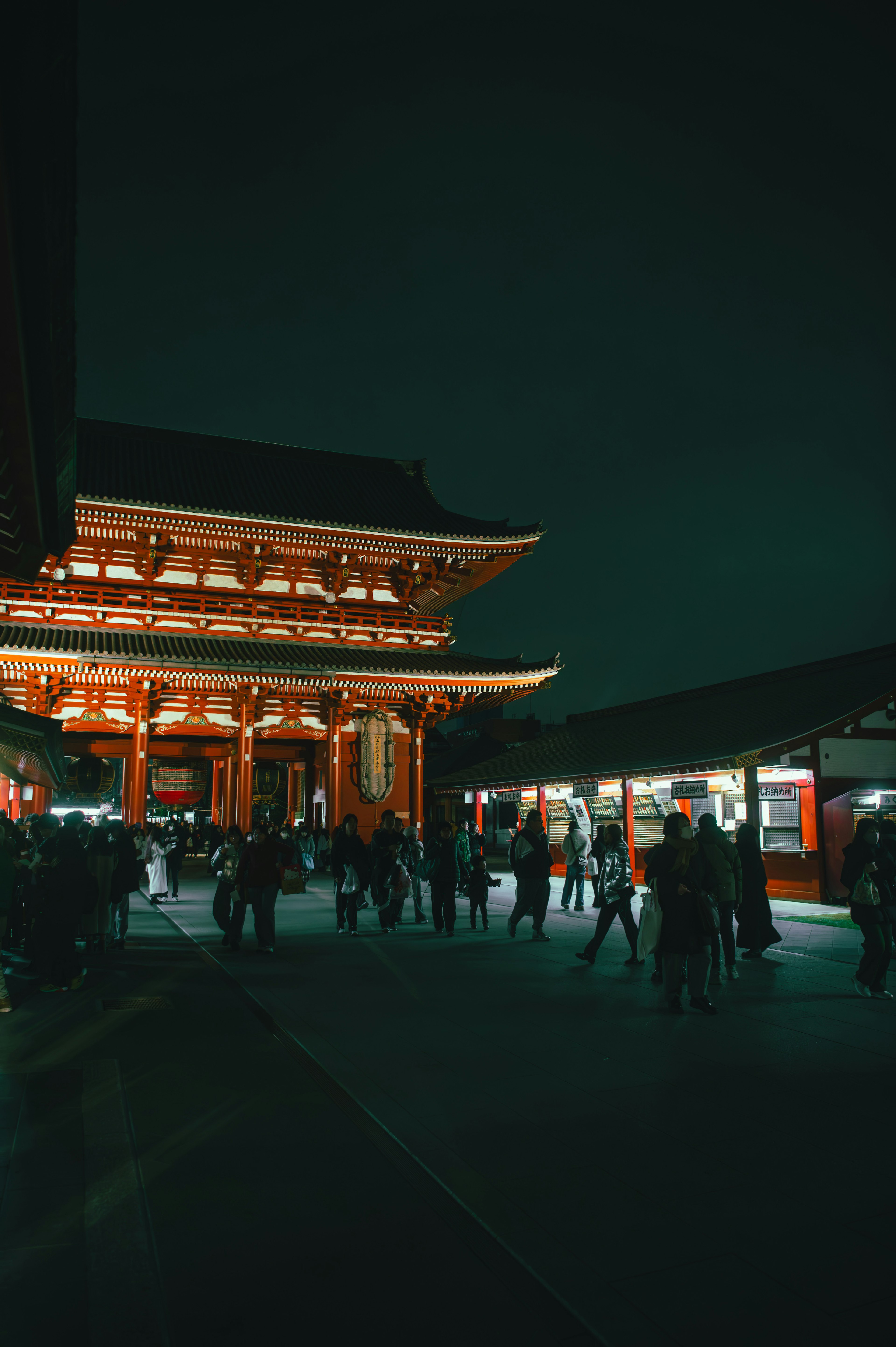 Pemandangan malam gerbang Kuil Senso-ji dengan orang-orang