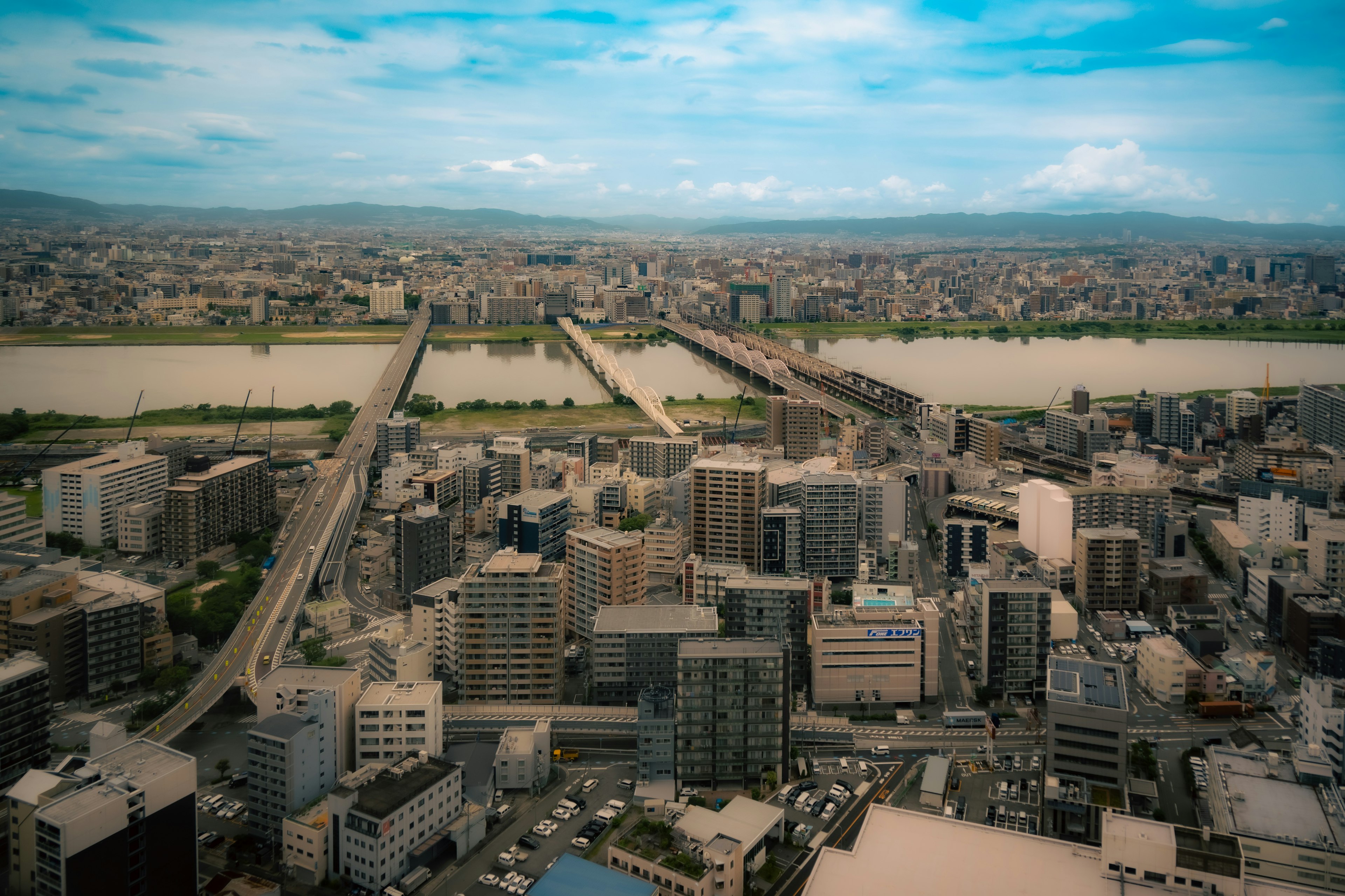 都市の高層ビルと河川のパノラマビュー