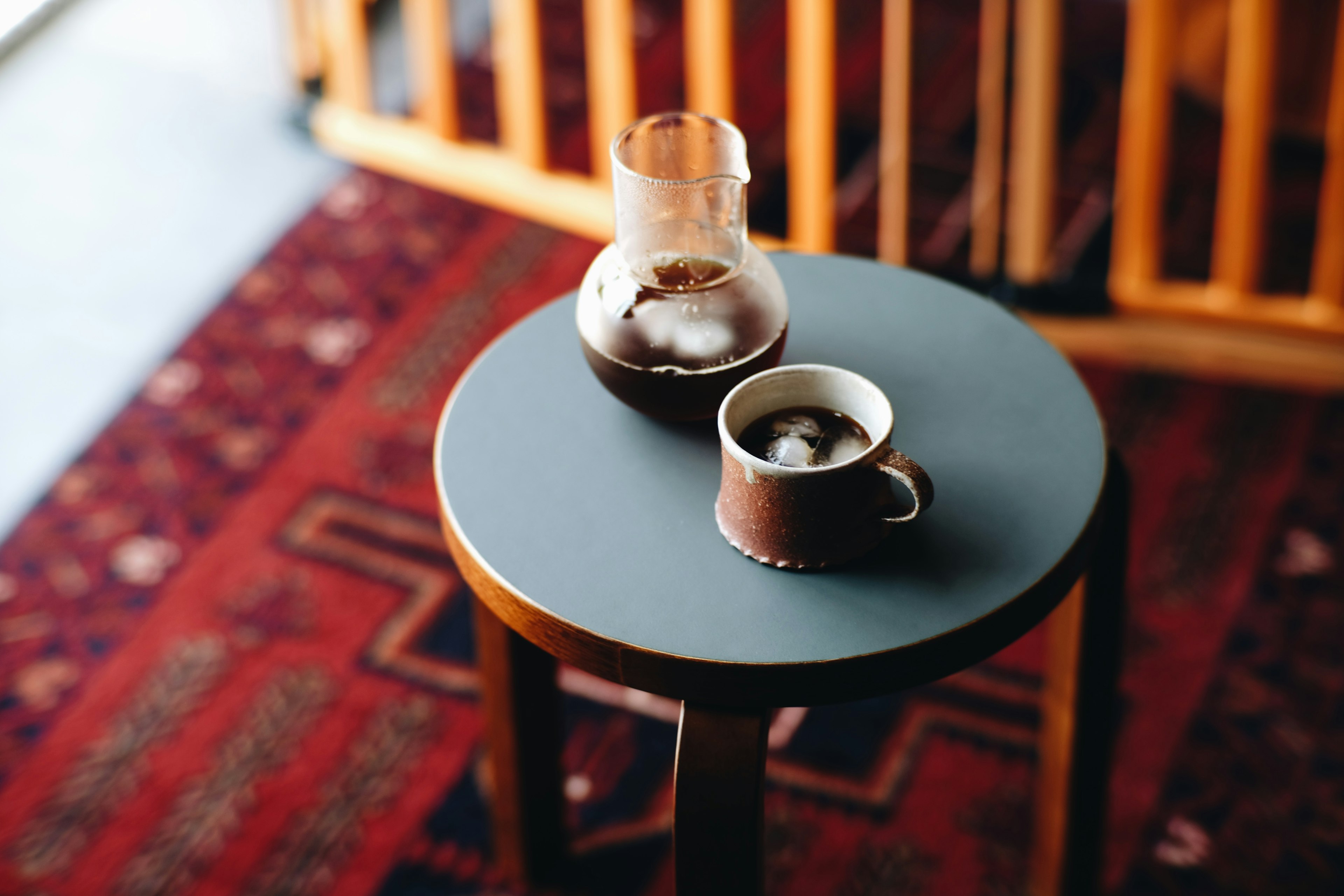 Eine Tasse Kaffee und eine Kanne auf einem Tisch