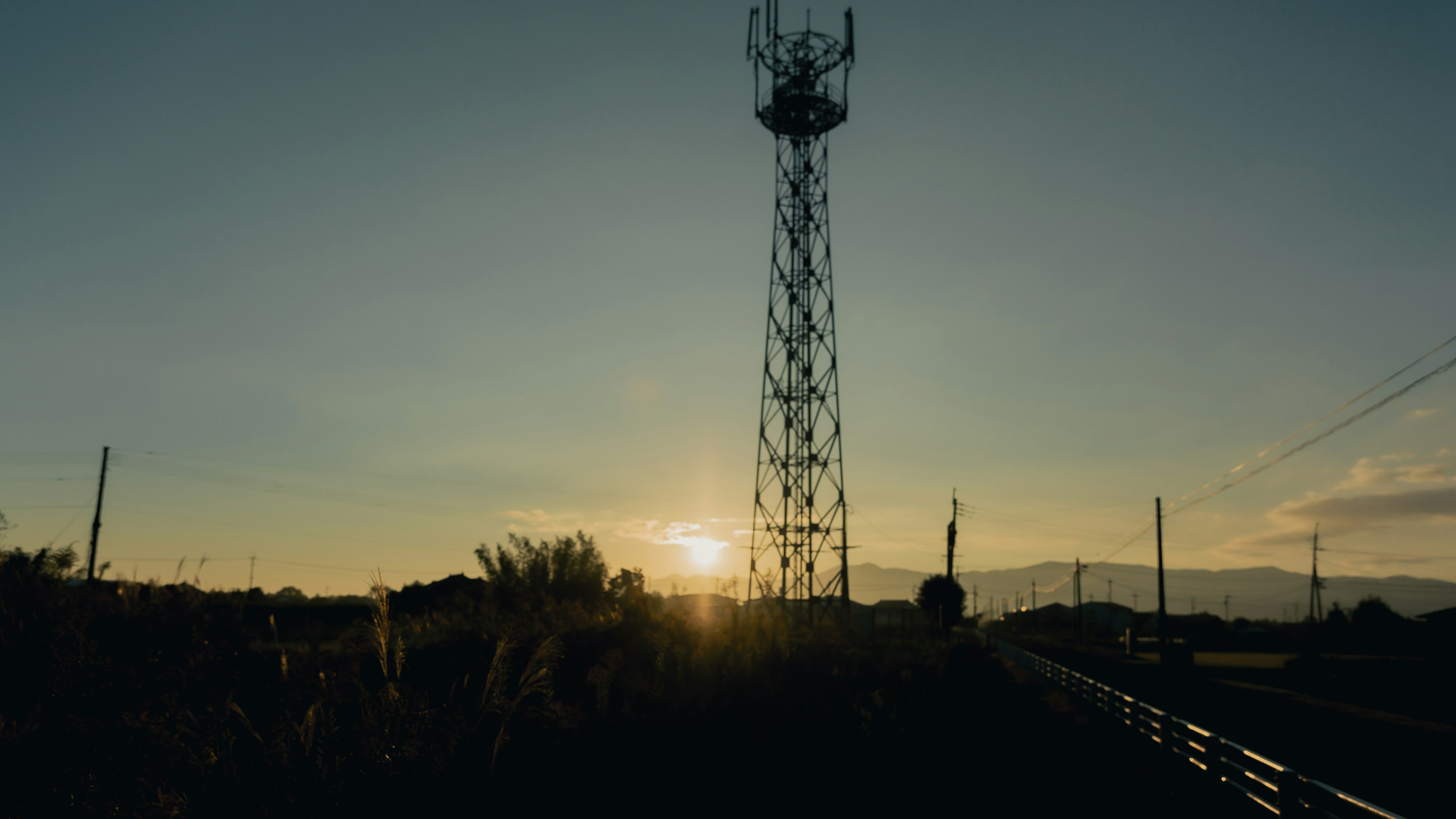 Silueta de una torre de comunicaciones contra el atardecer