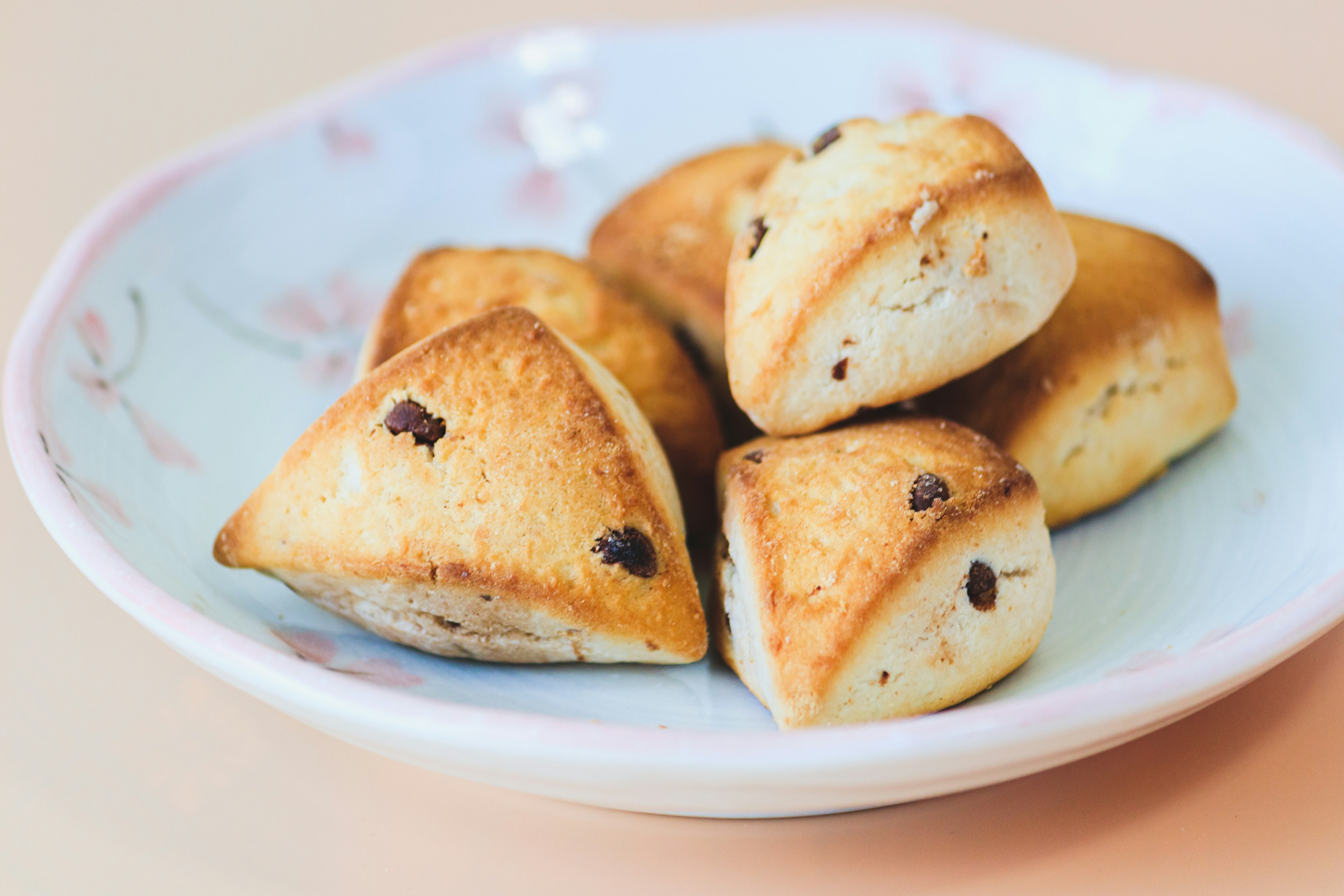 焼き色のついた三角形のパンが白い皿に盛られている