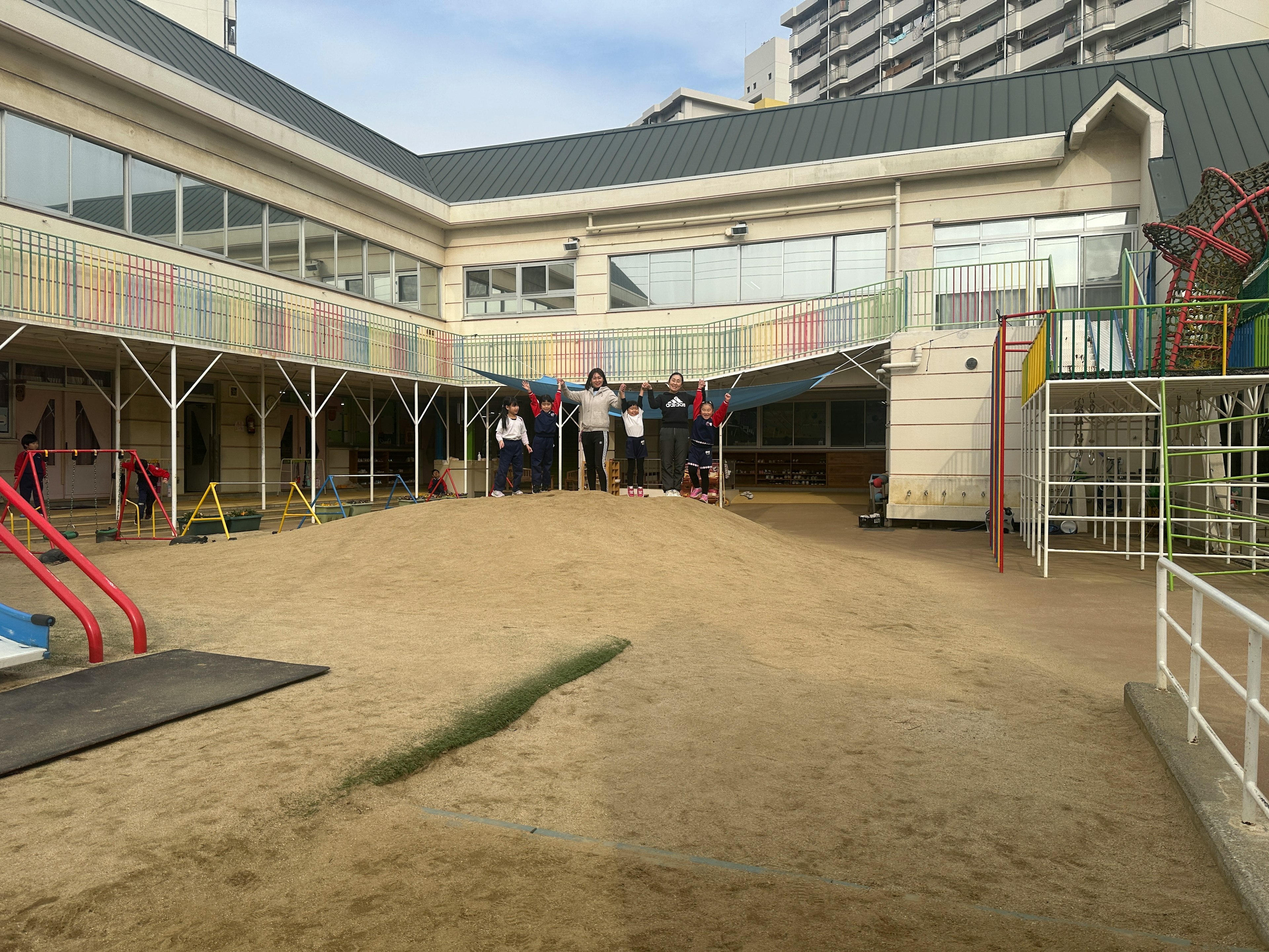 Vista exterior de un patio de kindergarten con niños jugando