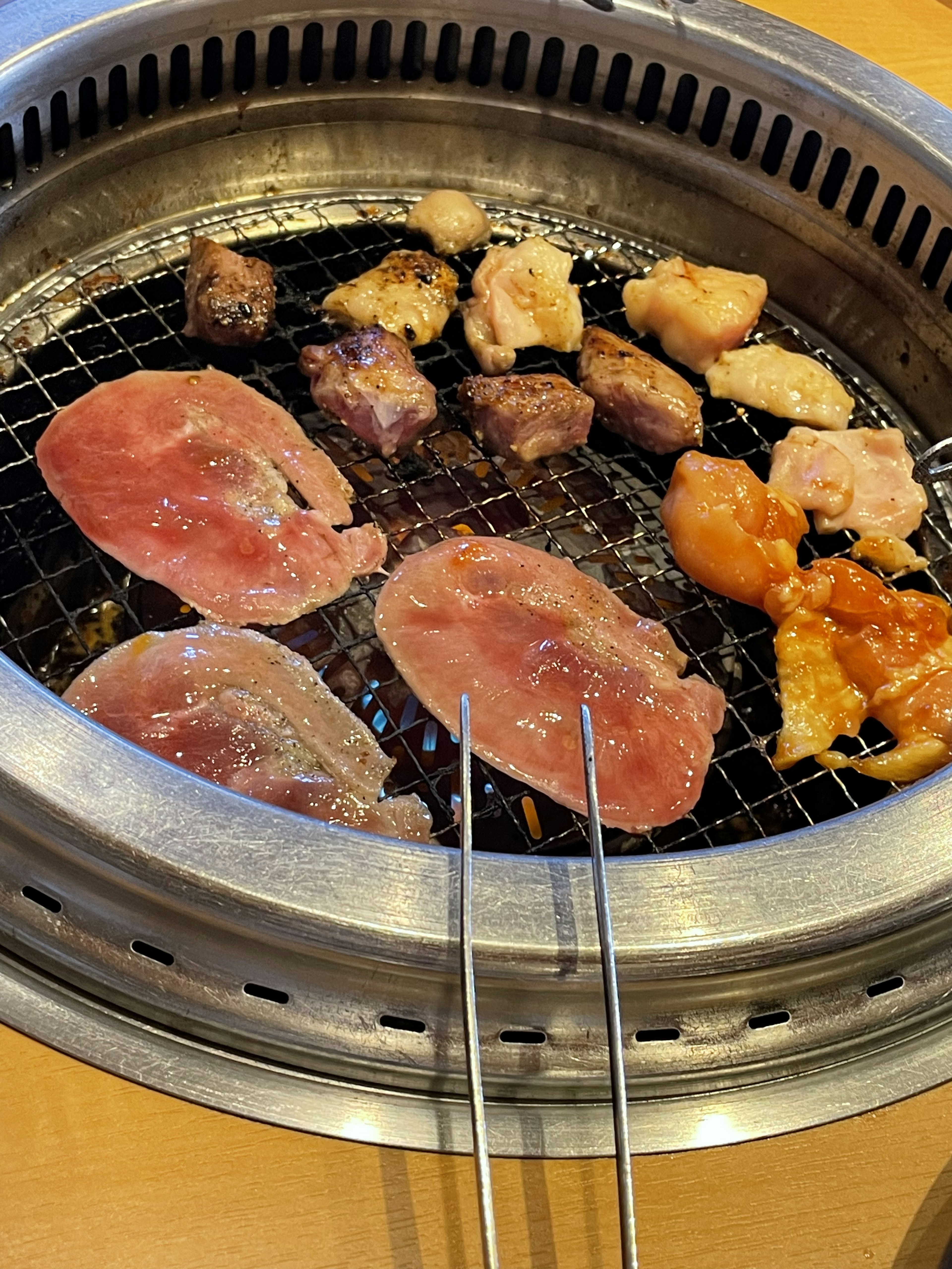 焼かれている肉と魚が網の上にあるグリル