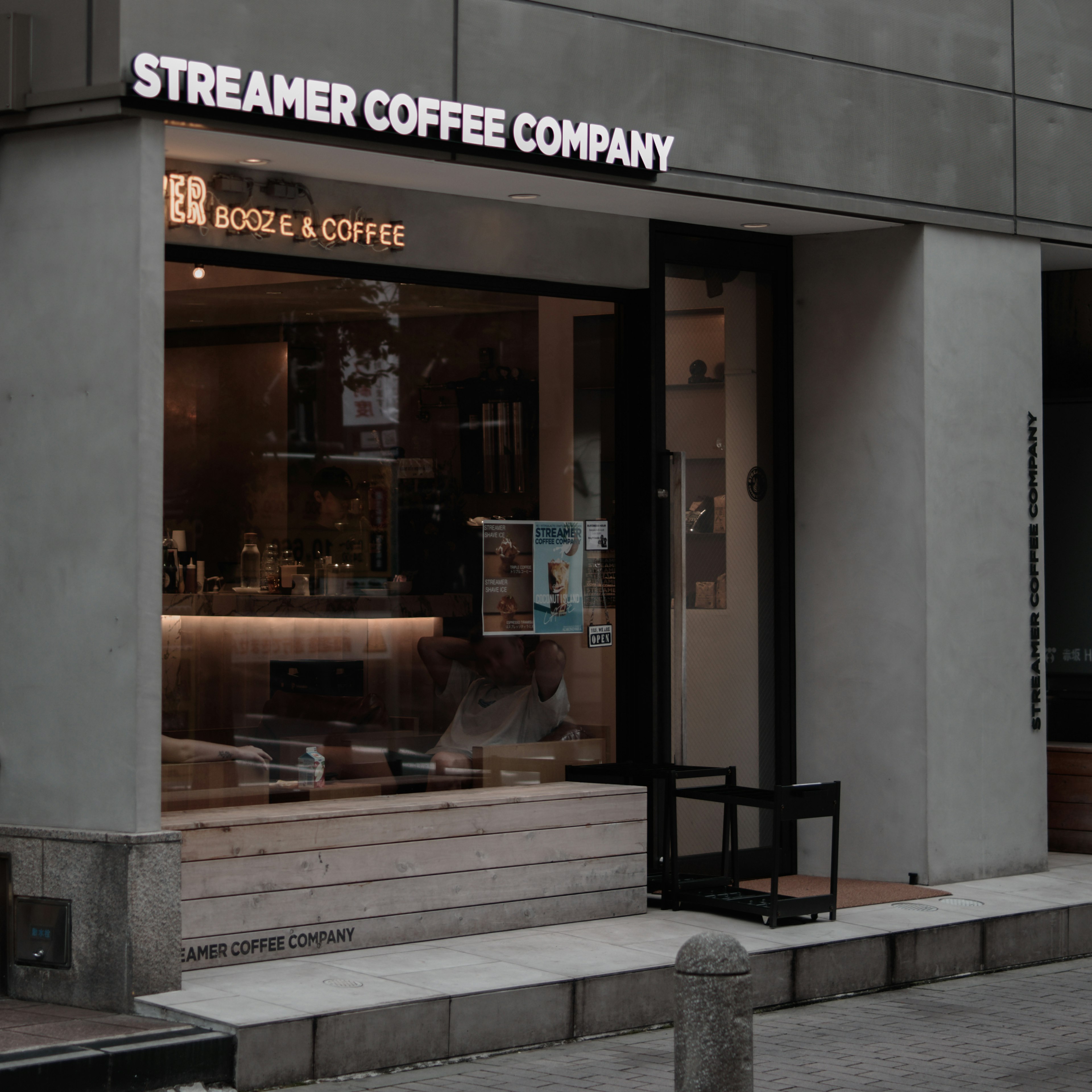 Extérieur de Streamer Coffee Company avec café et livres