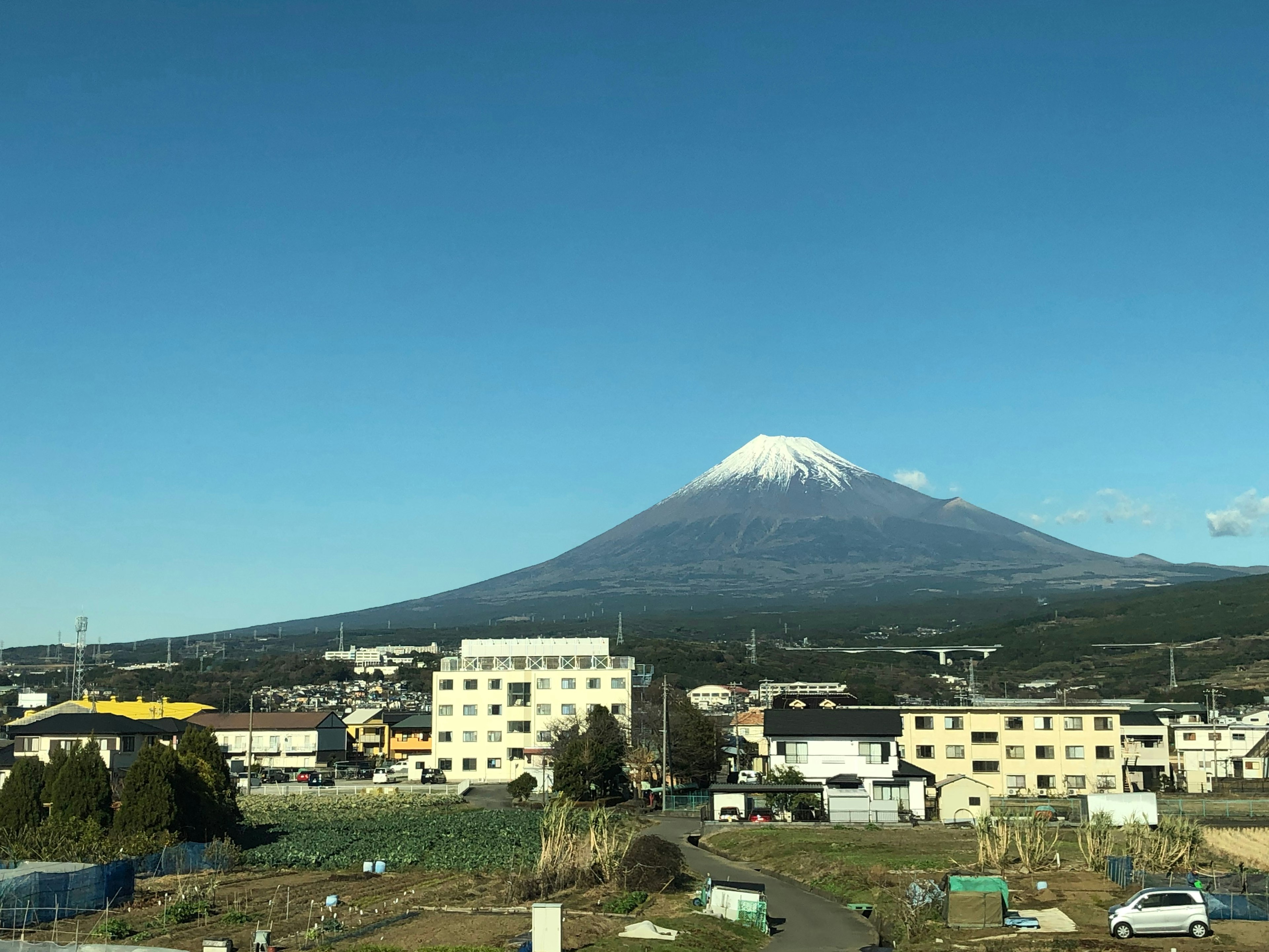 Gunung Fuji bersalju dengan pemandangan kota di sekitarnya