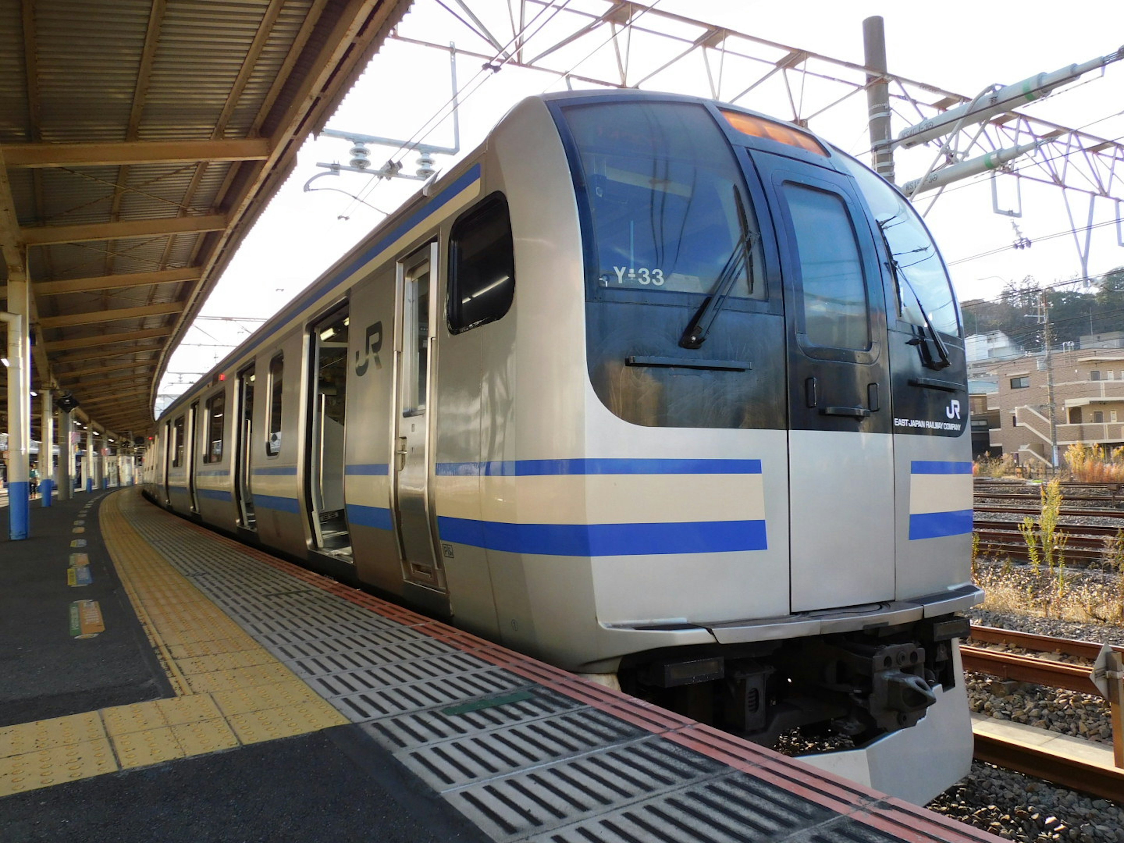 Treno moderno in stazione vista laterale