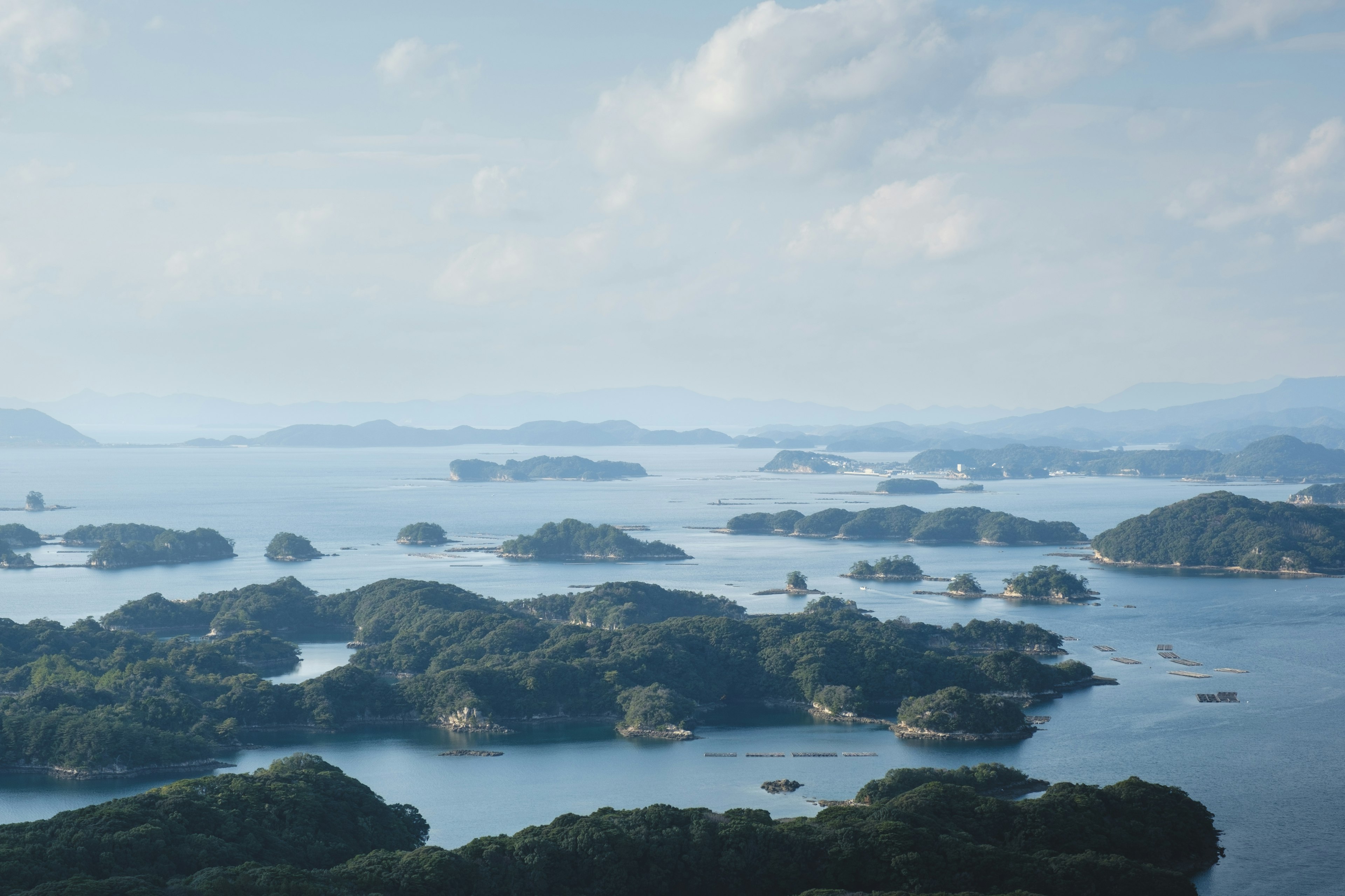 青い海と多くの小島が点在する風景