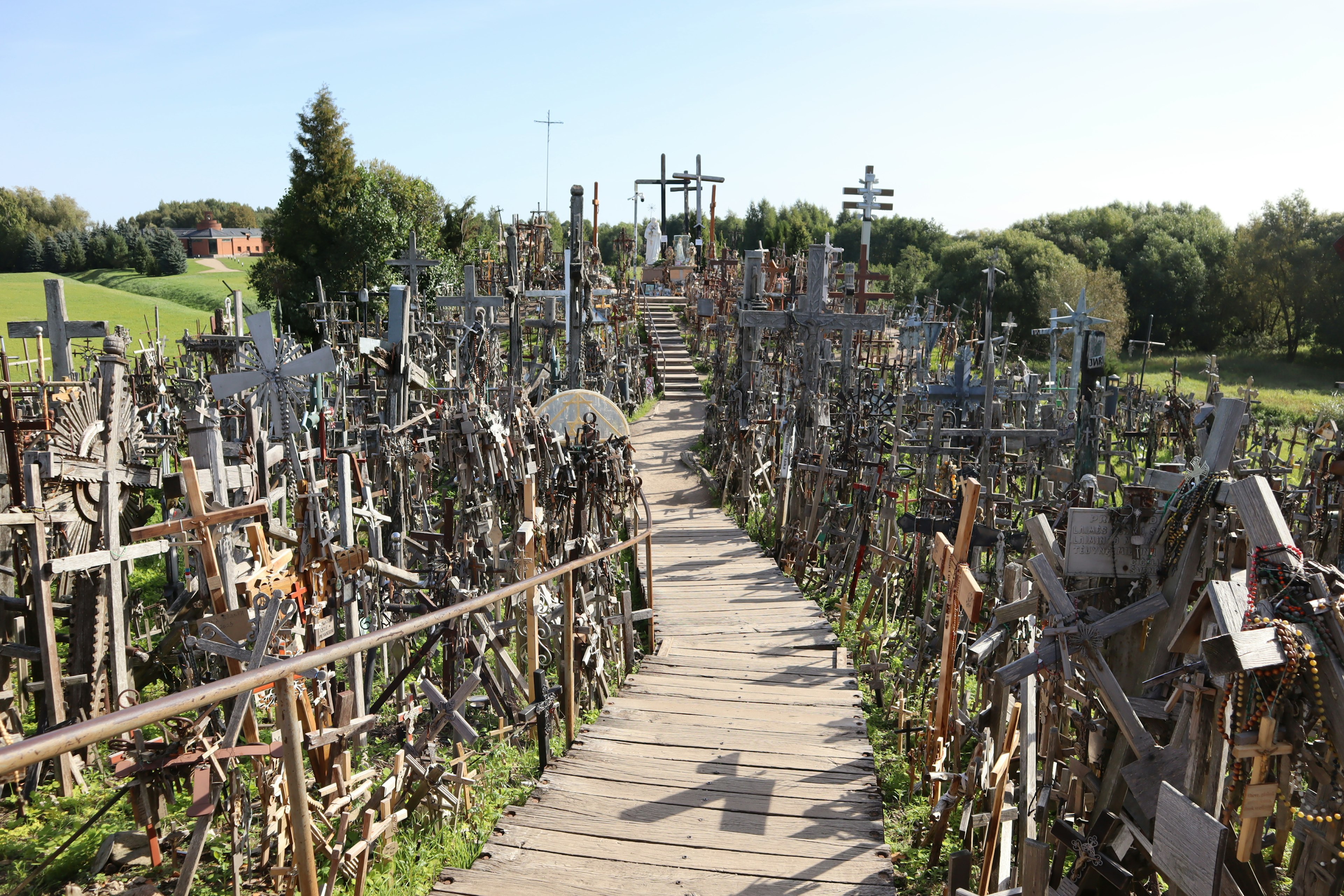 Sendero a través de una colina cubierta de numerosas cruces