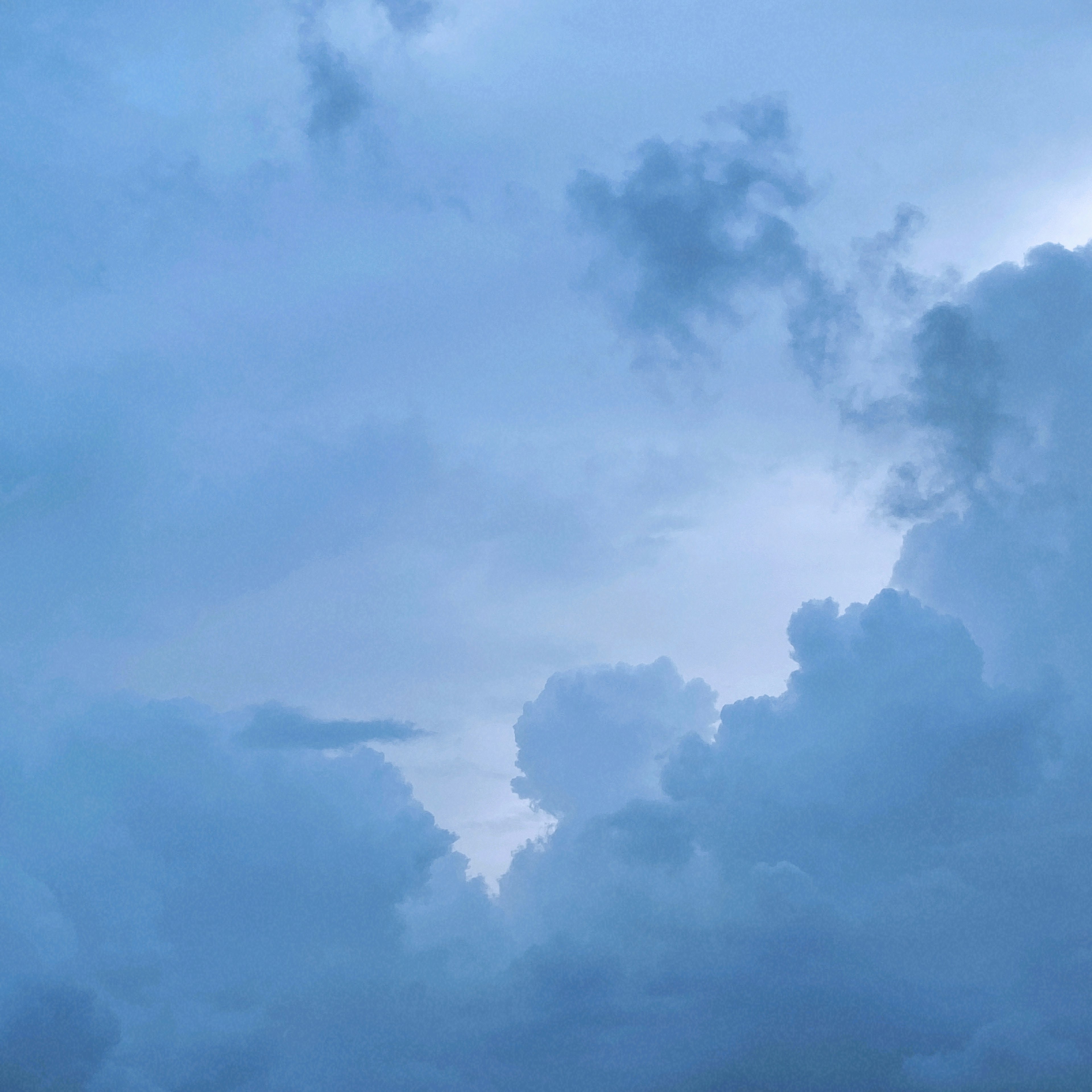 青い空に浮かぶ雲の風景