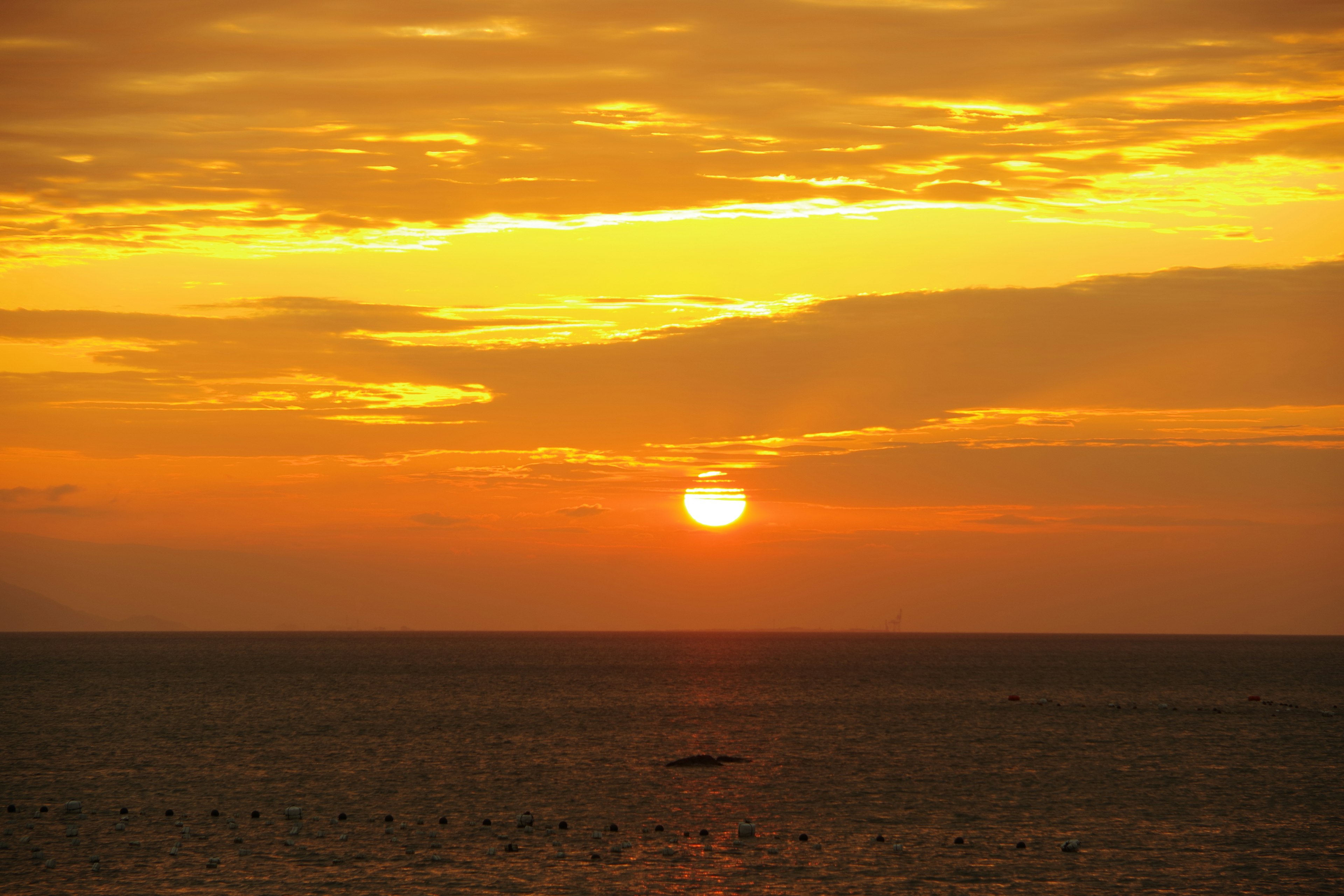 Bellissimo tramonto sul mare con tonalità arancioni e gialle