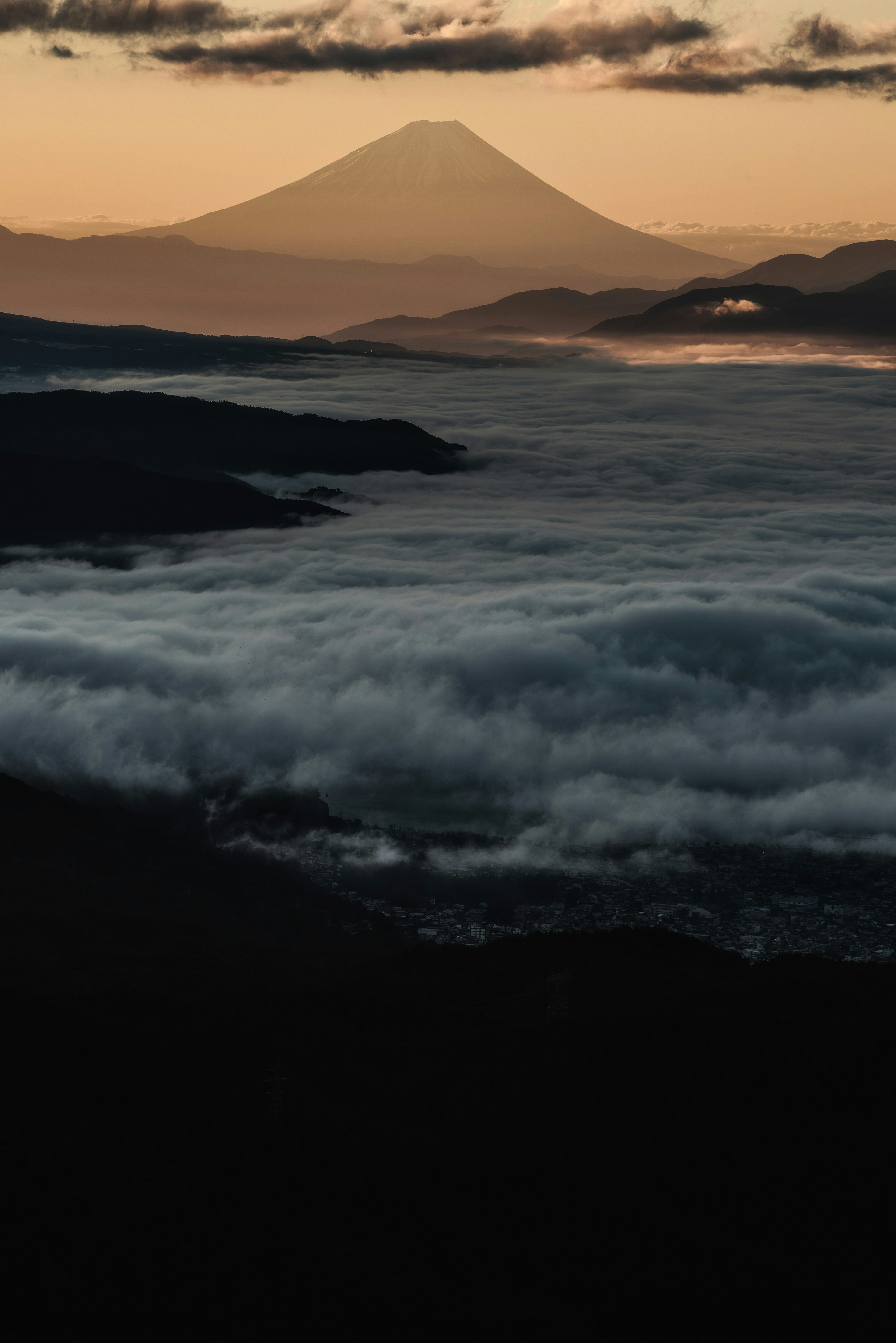 Monte Fuji elevándose sobre un mar de nubes al amanecer