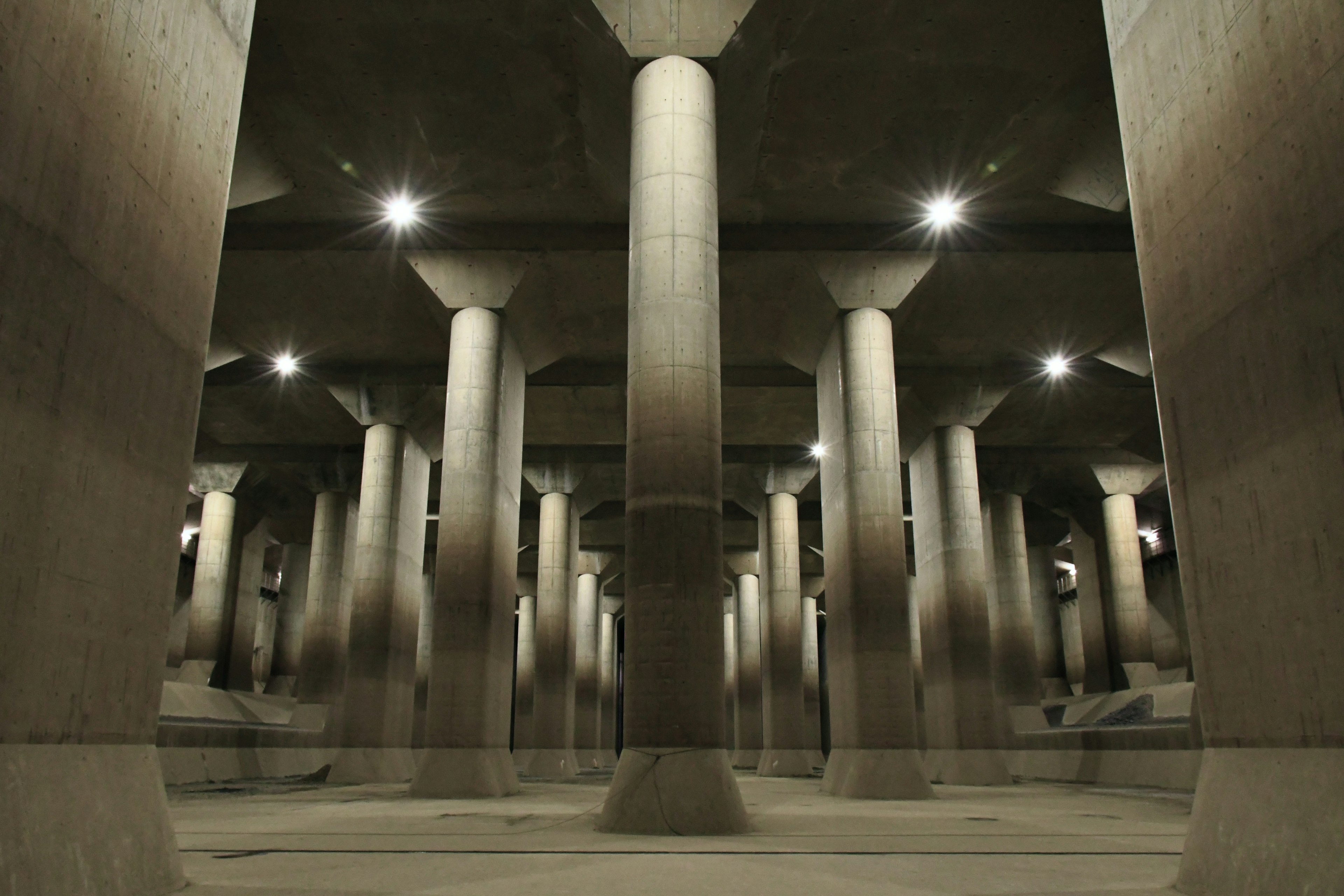 Piliers en béton dans une structure souterraine avec éclairage