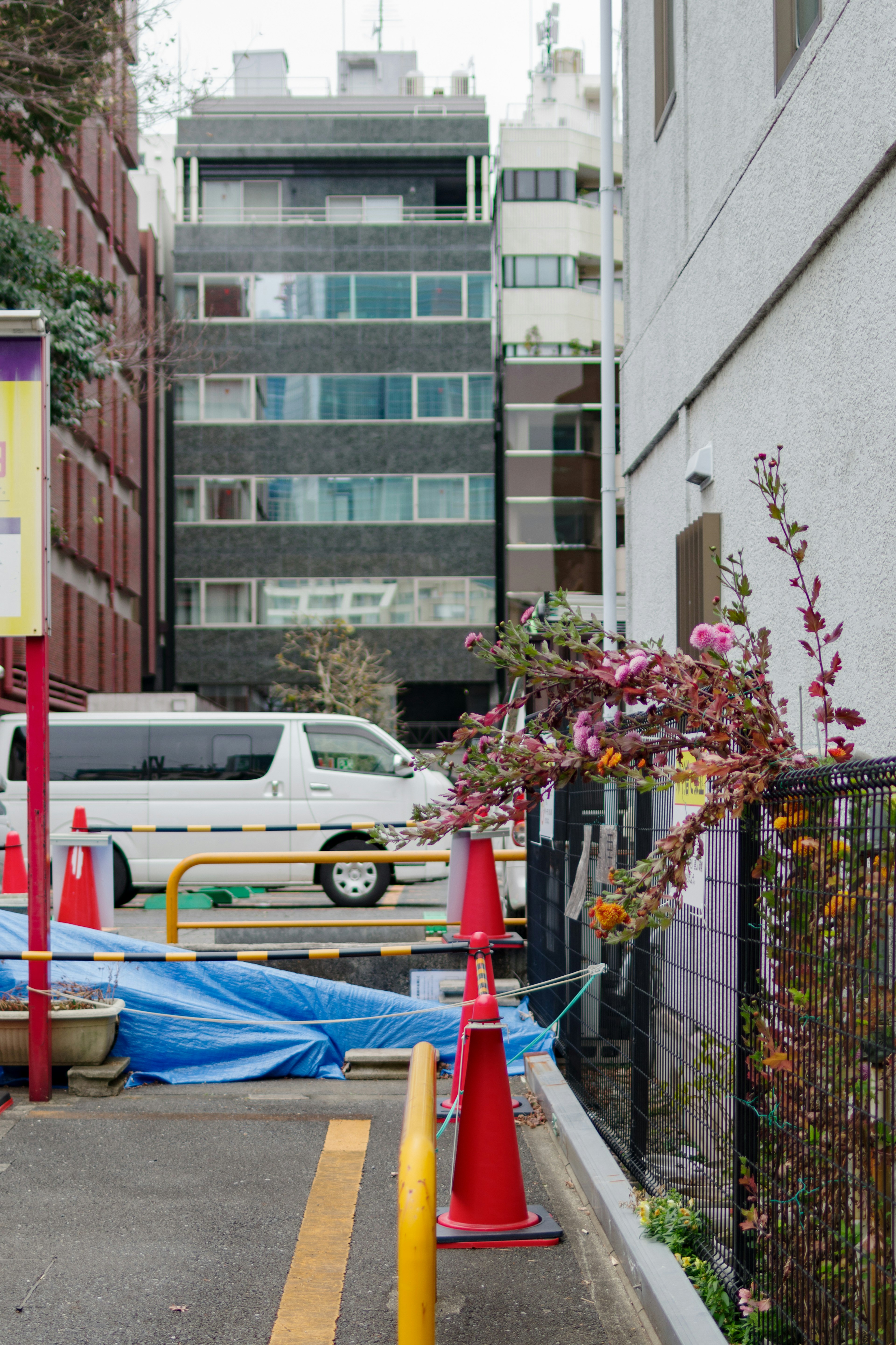 Scène urbaine avec des bâtiments et des barrières de construction